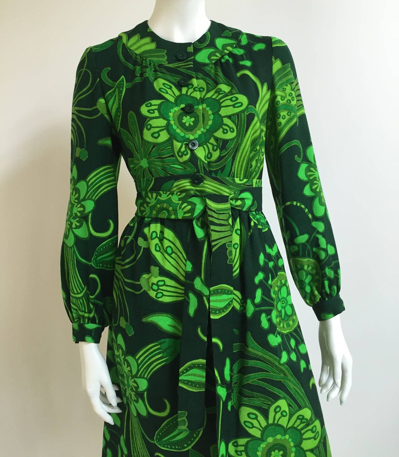 Chester Weinberg 1960s flower dress with belt. Original vintage size is 12 but fits like a modern size 6 today (please see and use measurements). Dress has pockets and is completely lined inside.
Measurements are : 
37