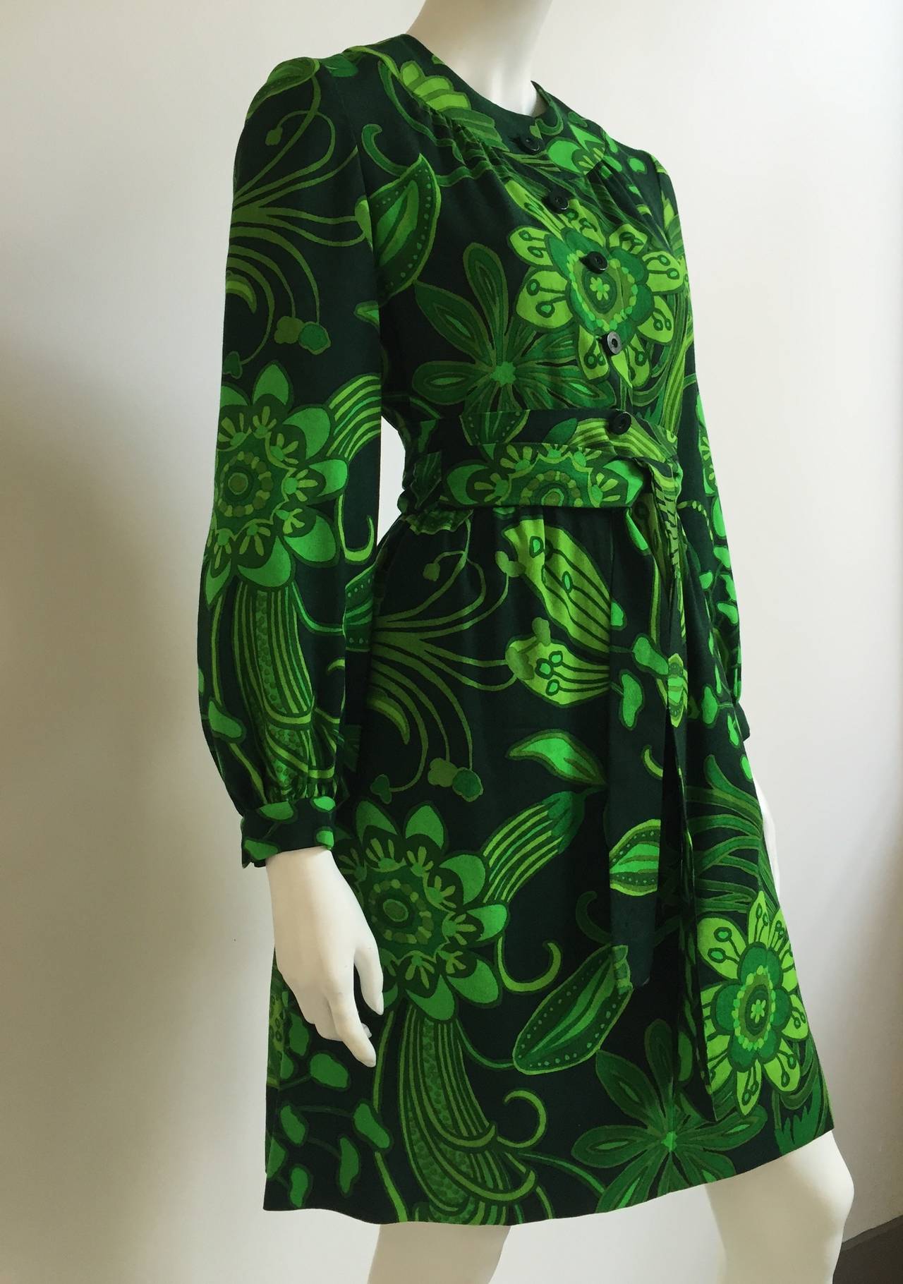 Chester Weinberg 1960s Green Flower Dress with Pockets Size 6. In Good Condition In Atlanta, GA