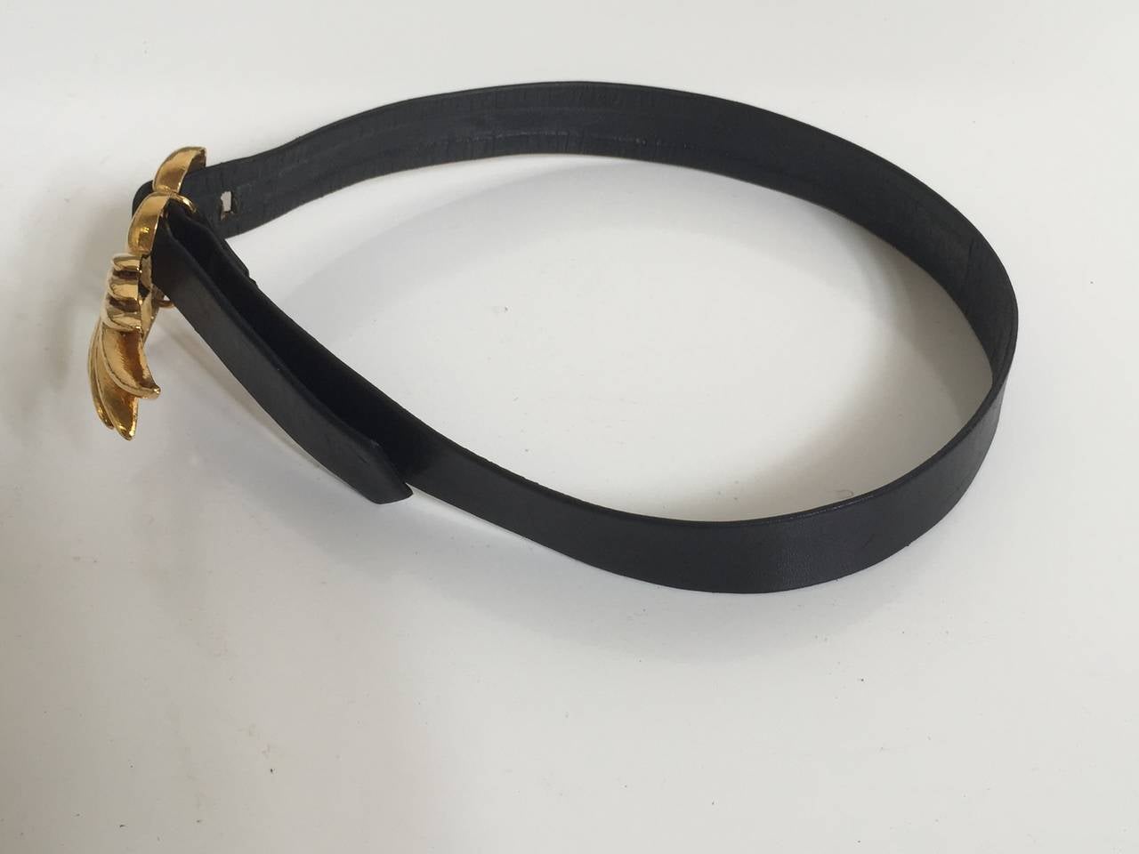 Karl Lagerfeld 80s gold flaming heart leather belt size small. In Good Condition For Sale In Atlanta, GA