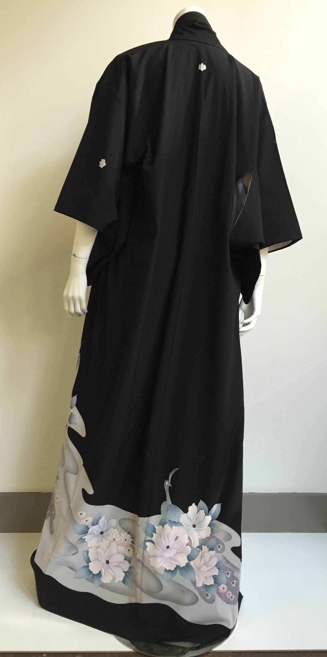 Silk Japanese kimono. This kimono is over 40 years old and is signed and numbered. Lined.