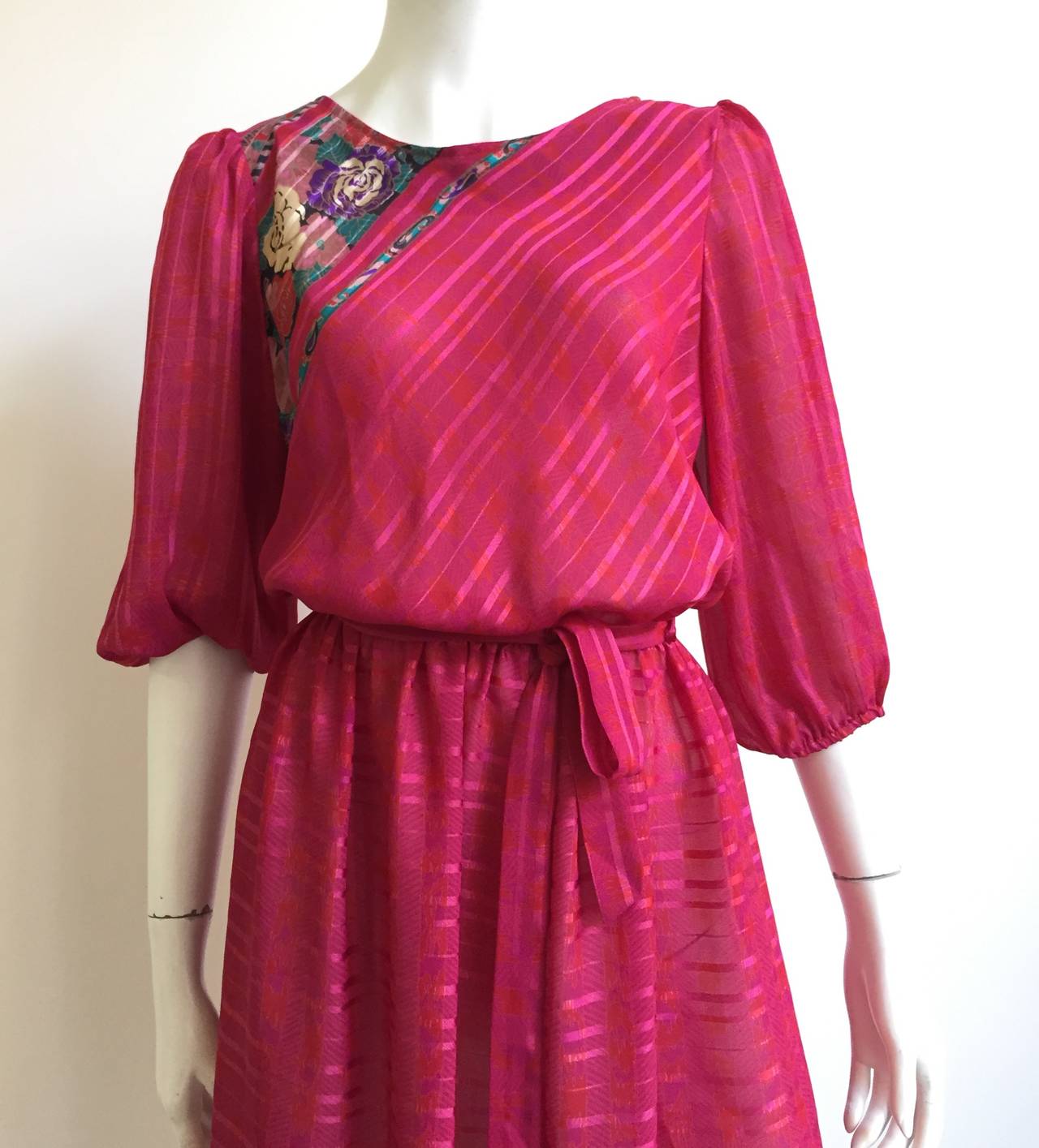 Norman Hartnell 1980s elastic waist band with belt dress.
Original UK dress size 14 but fits like a modern US size 6 (please see & use measurements). Ladies please use your measuring tape so you can measure your bust, waist & hips to make