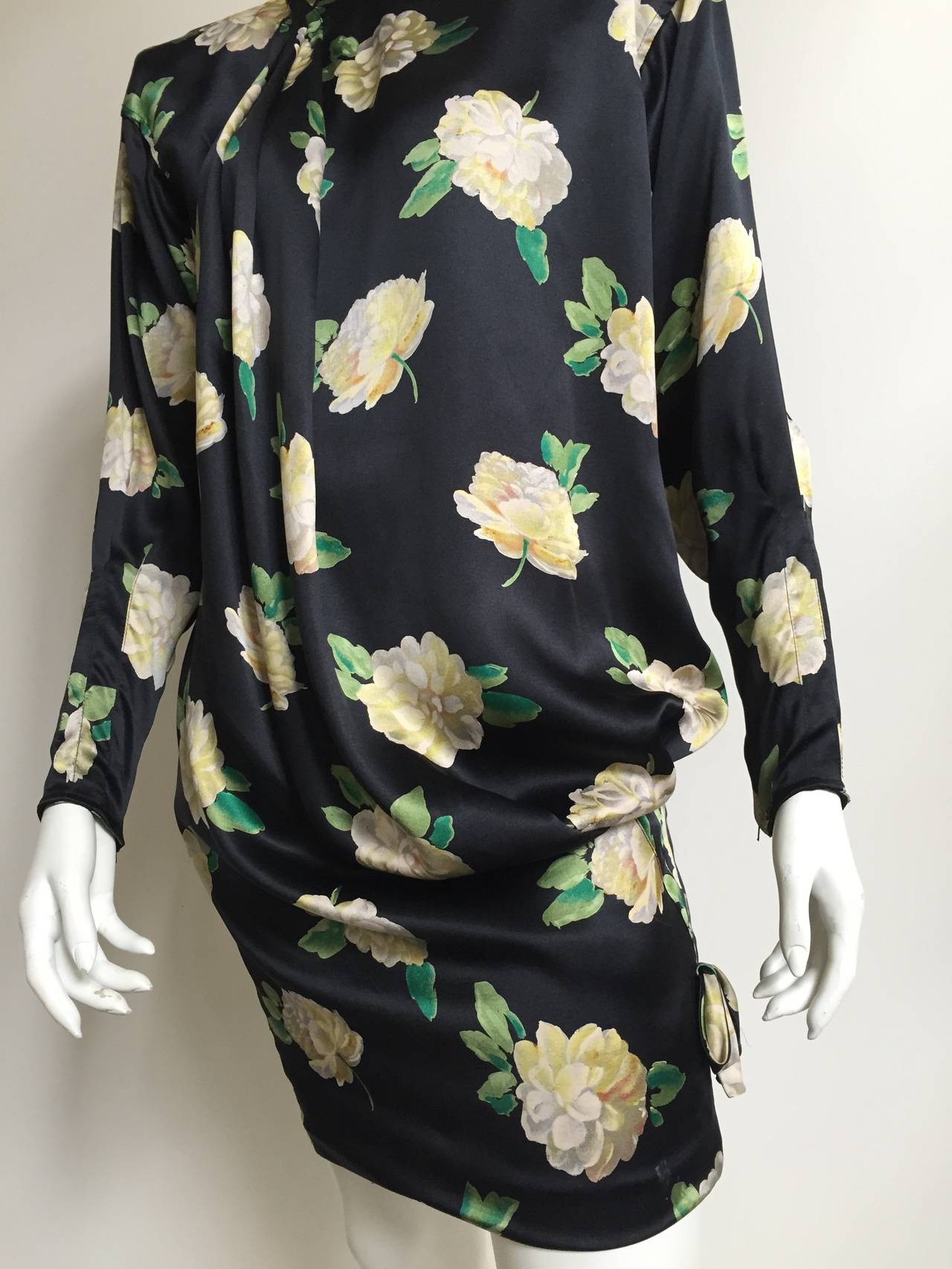 Ungaro Parallele Paris 80s silk camellia dress size 6 / 8. In Excellent Condition In Atlanta, GA