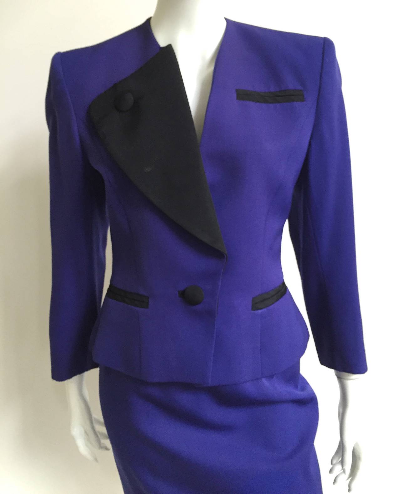 Guy Laroche 1980s ultra MOD wool skirt suit size 4 made in France.
Jacket measurements are:
36