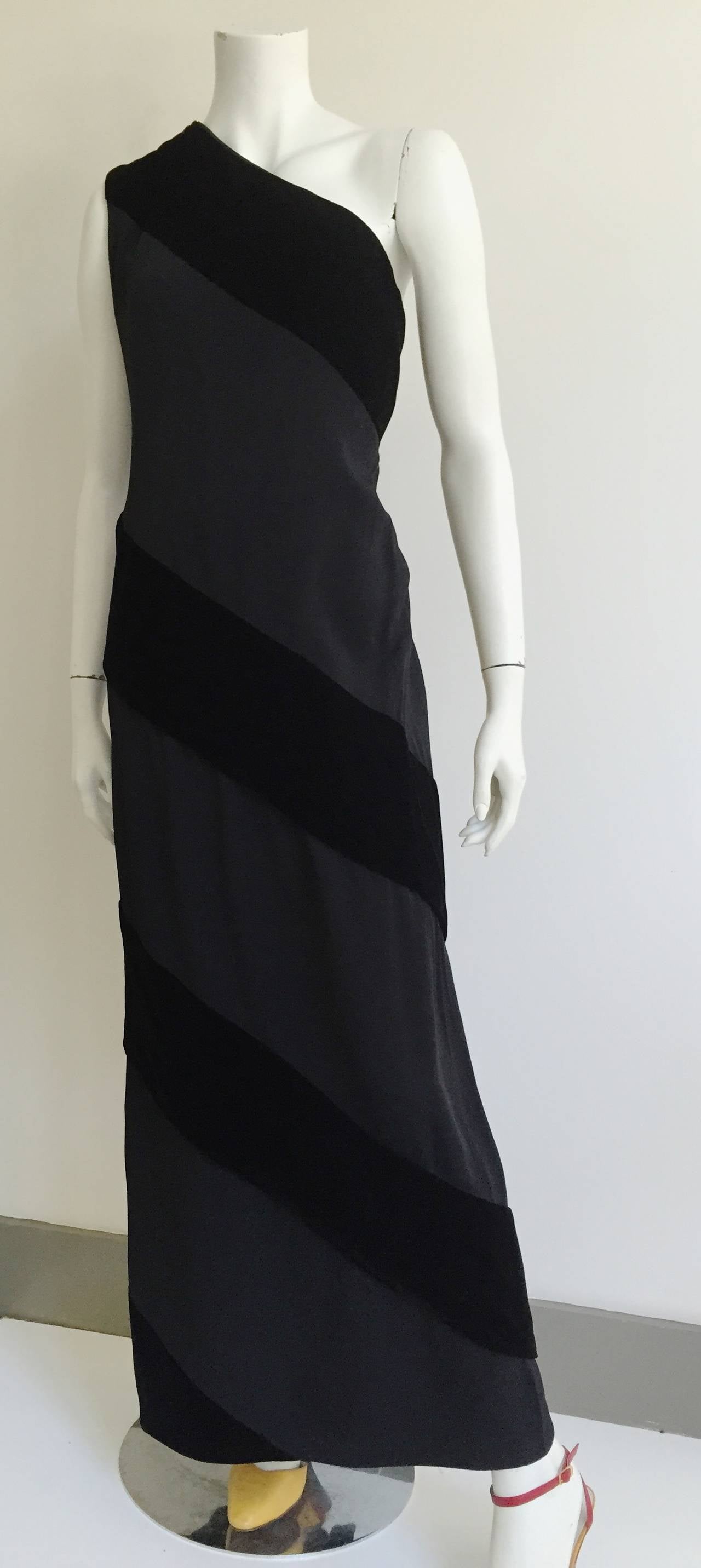 Carolyne Roehm Black Velvet Gown Size 8. In Excellent Condition For Sale In Atlanta, GA