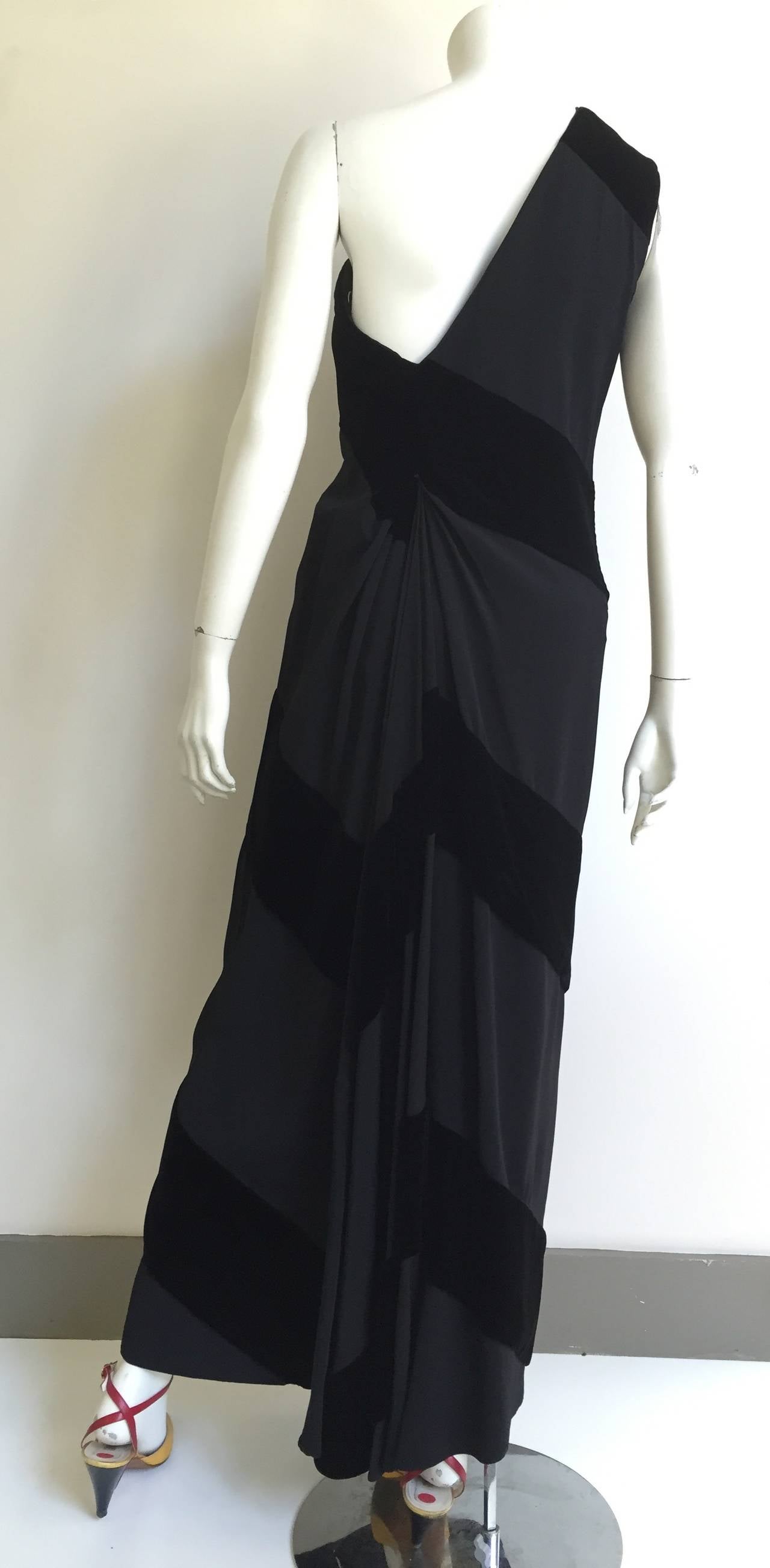 Carolyne Roehm Black Velvet Gown Size 8. For Sale 1
