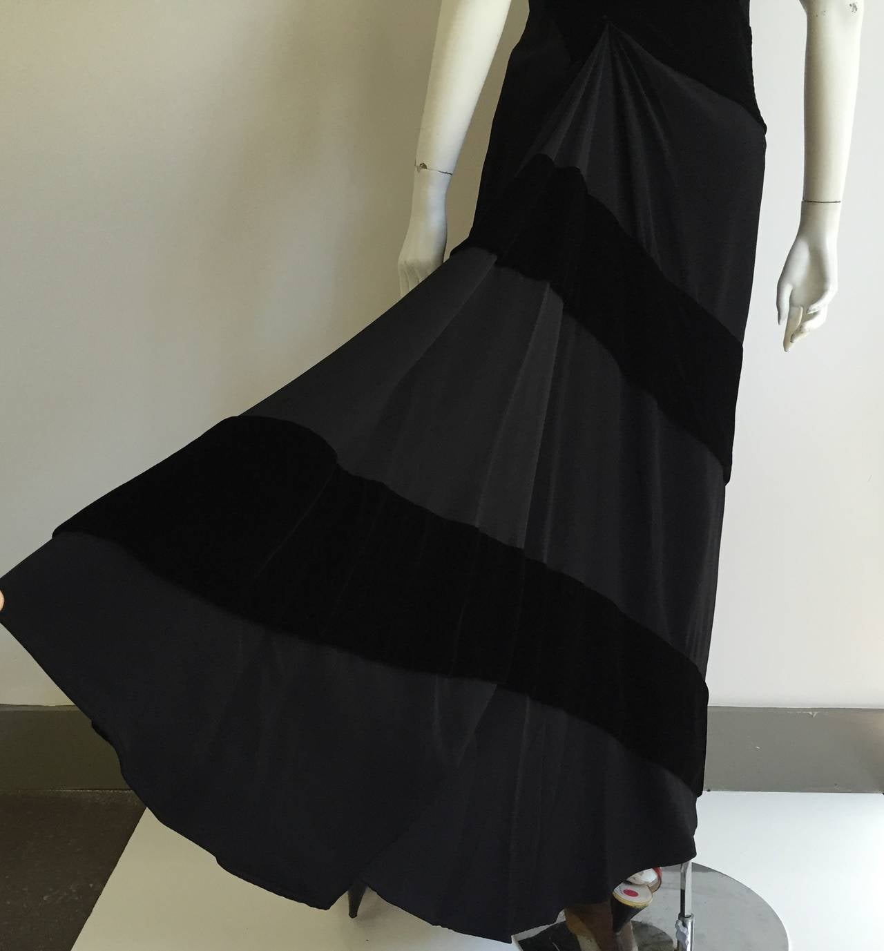 Carolyne Roehm Black Velvet Gown Size 8. For Sale 2