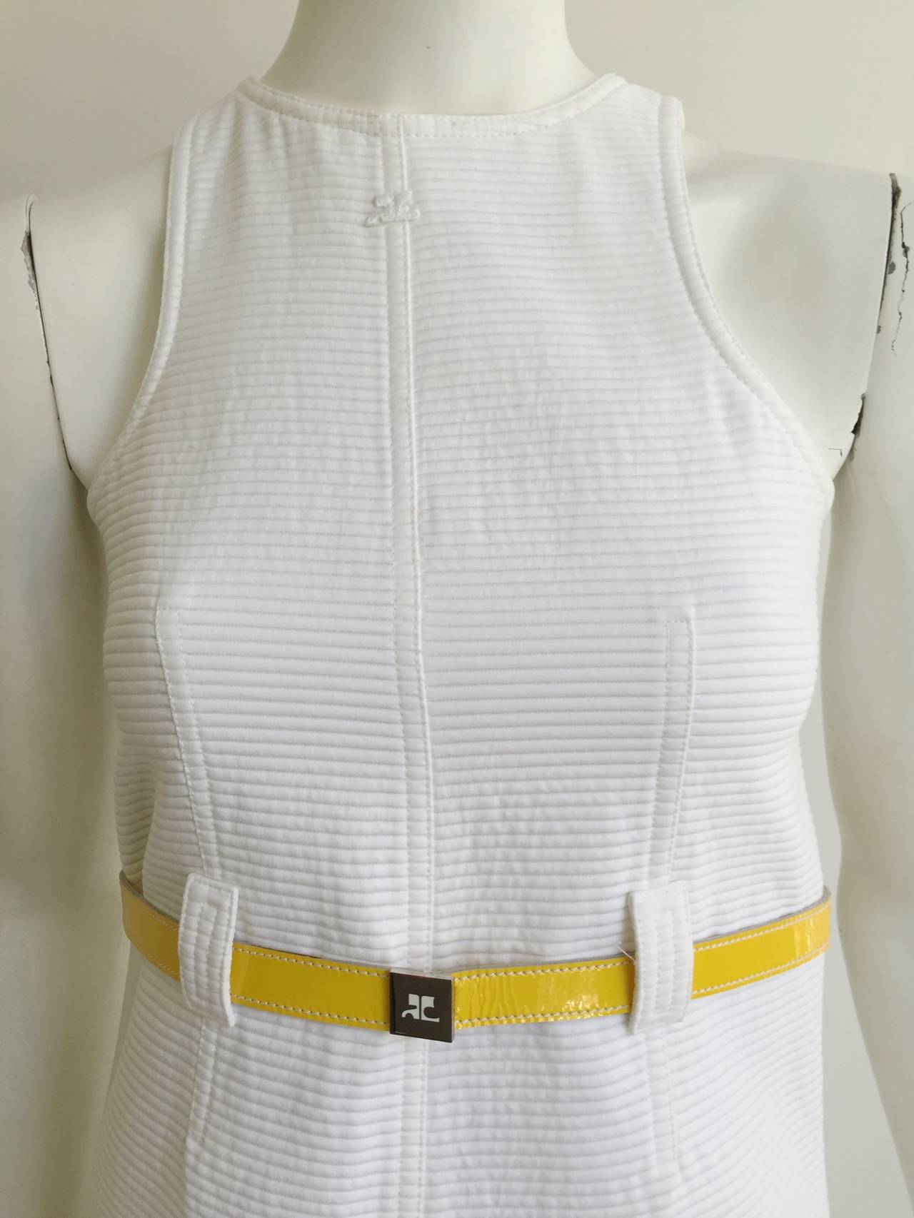 Courreges White Cotton Dress with Belt Size 6. In Good Condition For Sale In Atlanta, GA