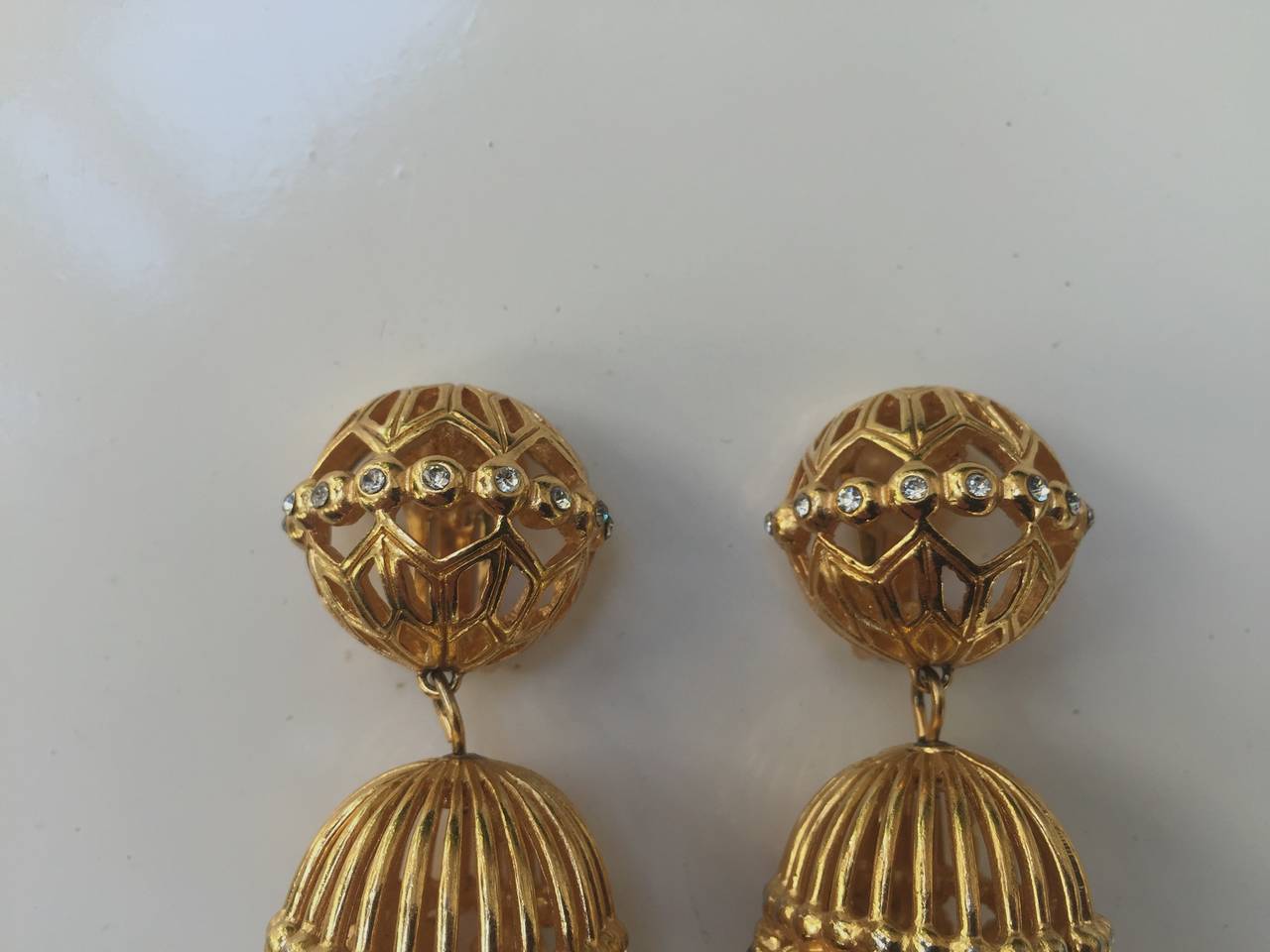 Dior 90s gold bird cage drop clip earrings. In Good Condition For Sale In Atlanta, GA
