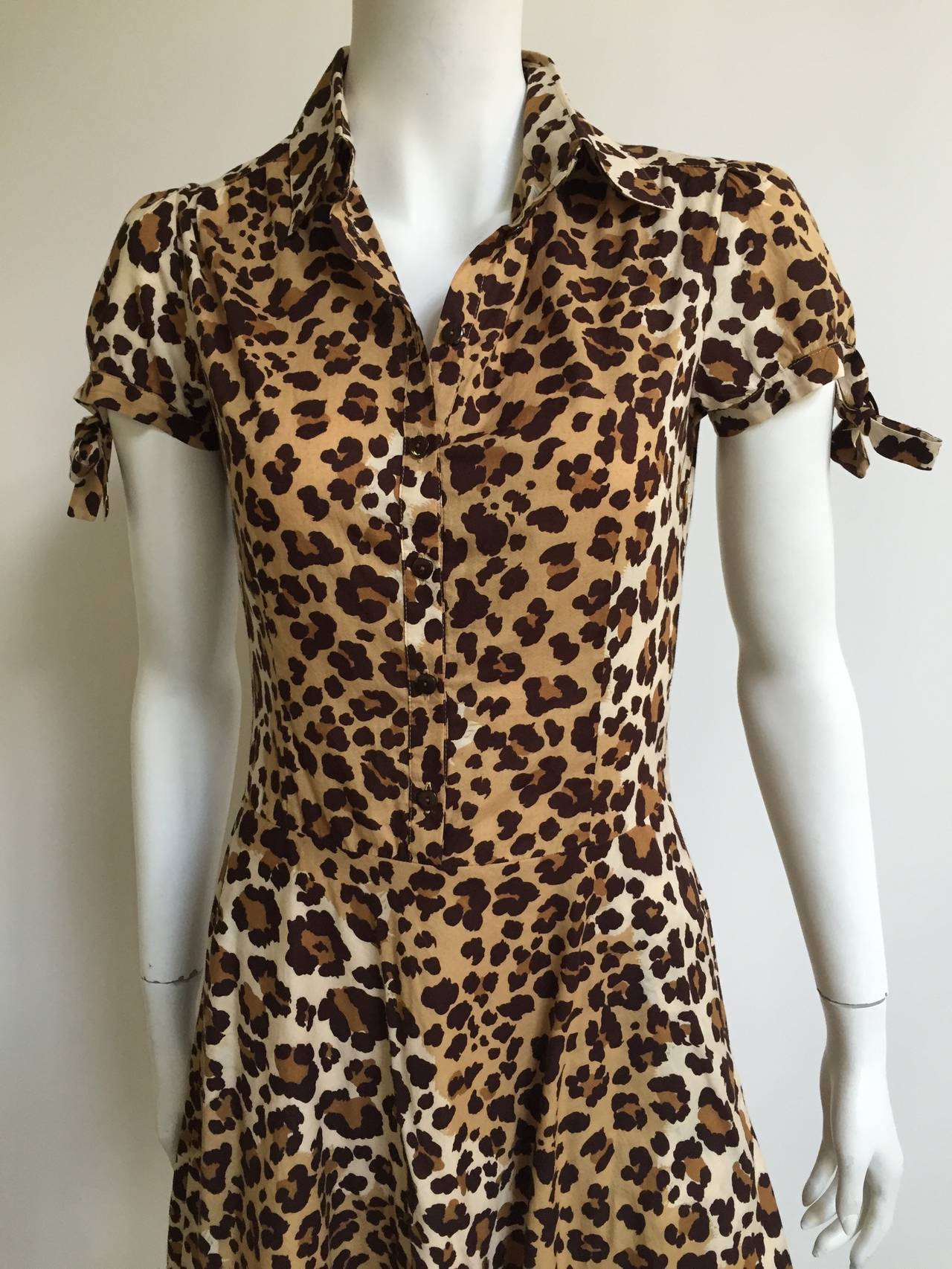 Moschino cheetah print size 6 dress with pockets  In Good Condition For Sale In Atlanta, GA