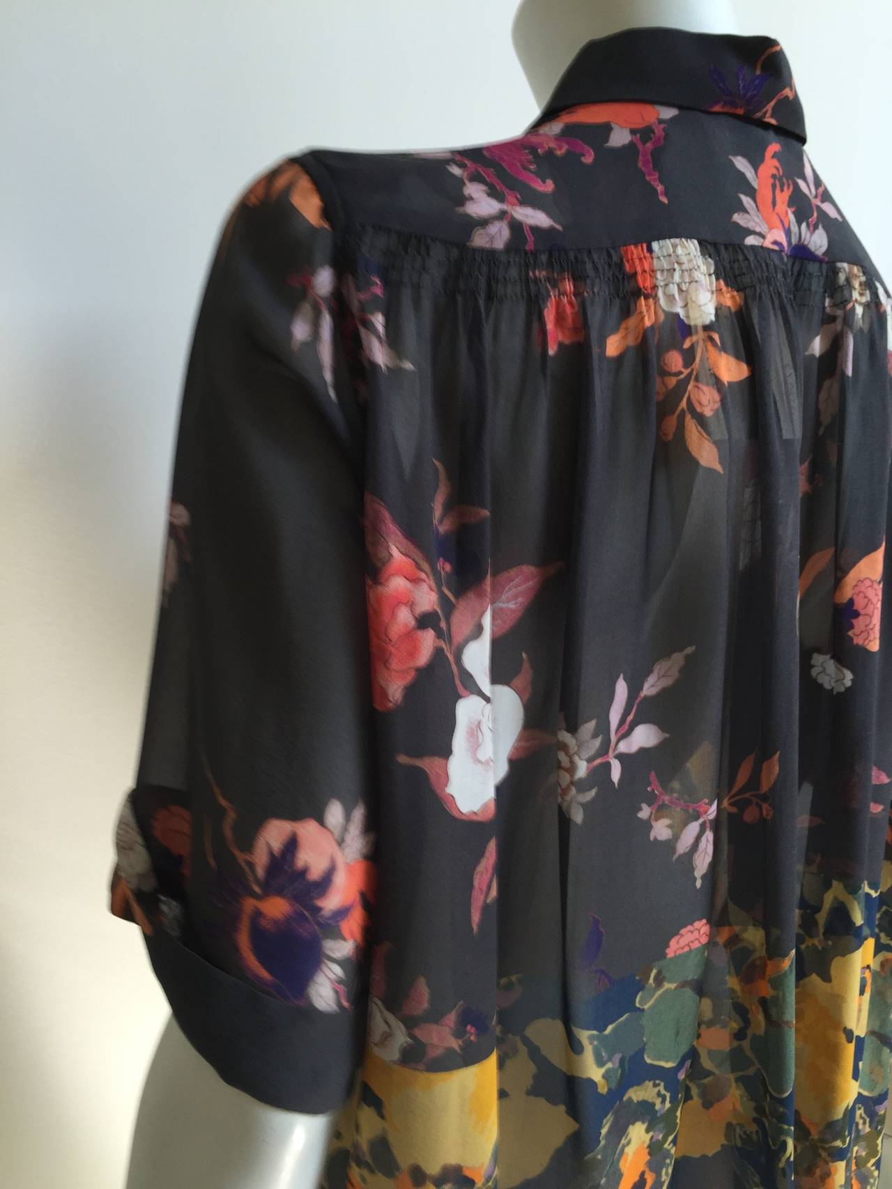 Dries Van Noten Asian floral silk blouse size 8 / 42. In Excellent Condition In Atlanta, GA