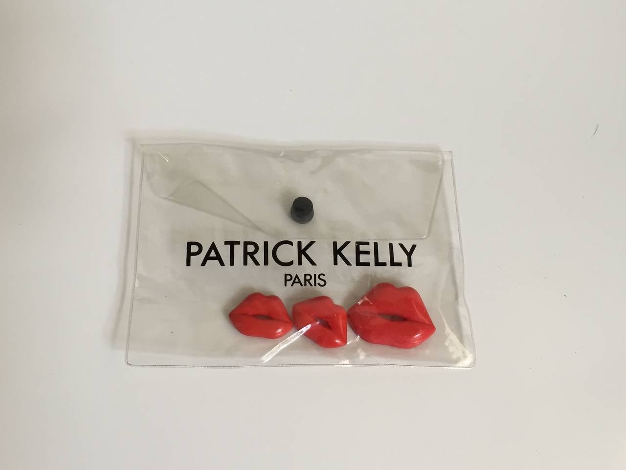 Patrick Kelly Paris 1988 red 'Lips' pins. In Good Condition In Atlanta, GA