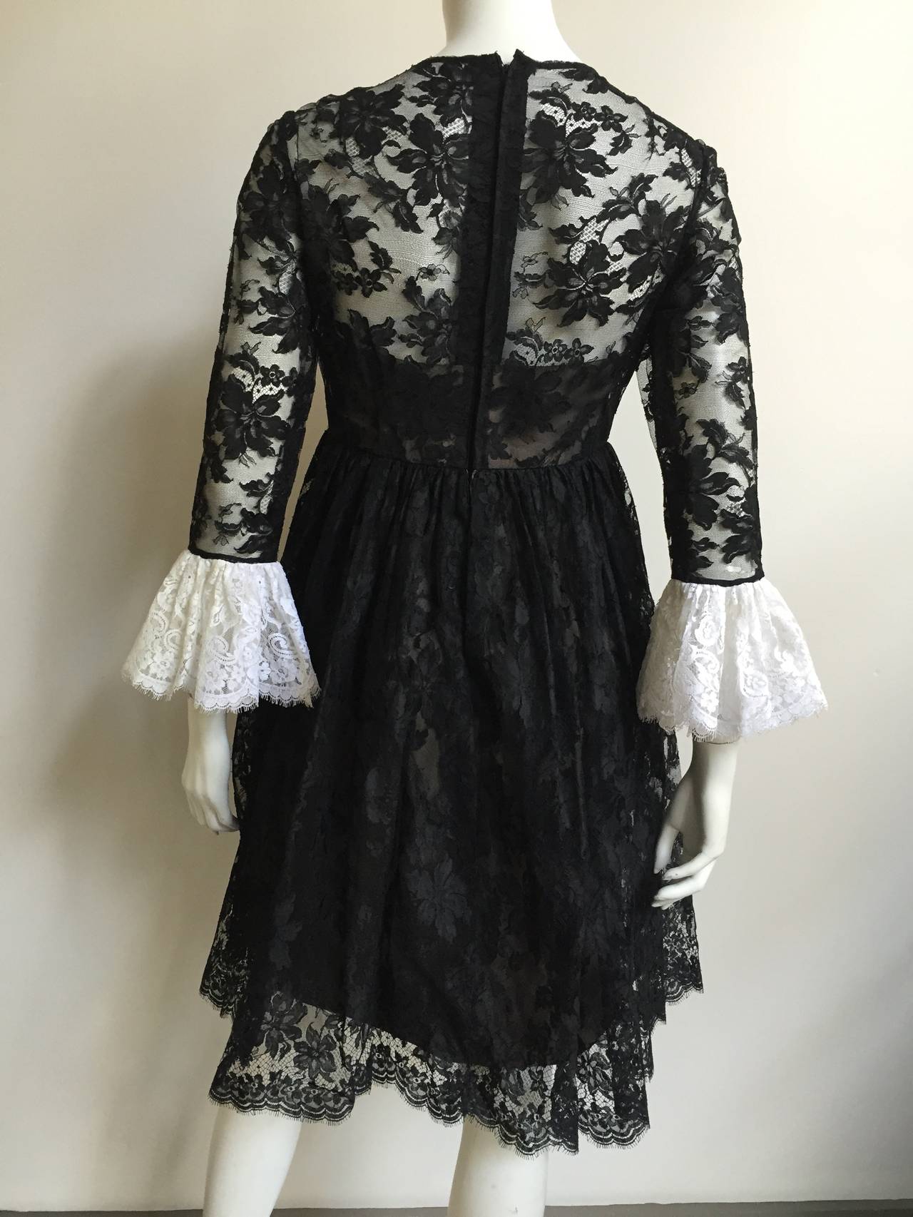 Bill Blass for Maurice Renter Bonwit Teller 60s Lace Evening Dress Size 6. In Good Condition For Sale In Atlanta, GA