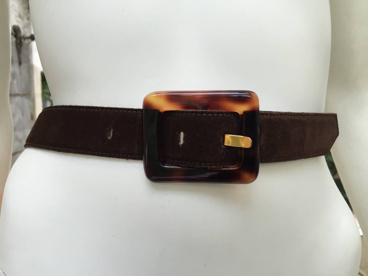 Yves Saint Laurent 80s brown suede tortoiseshell belt. For Sale 3
