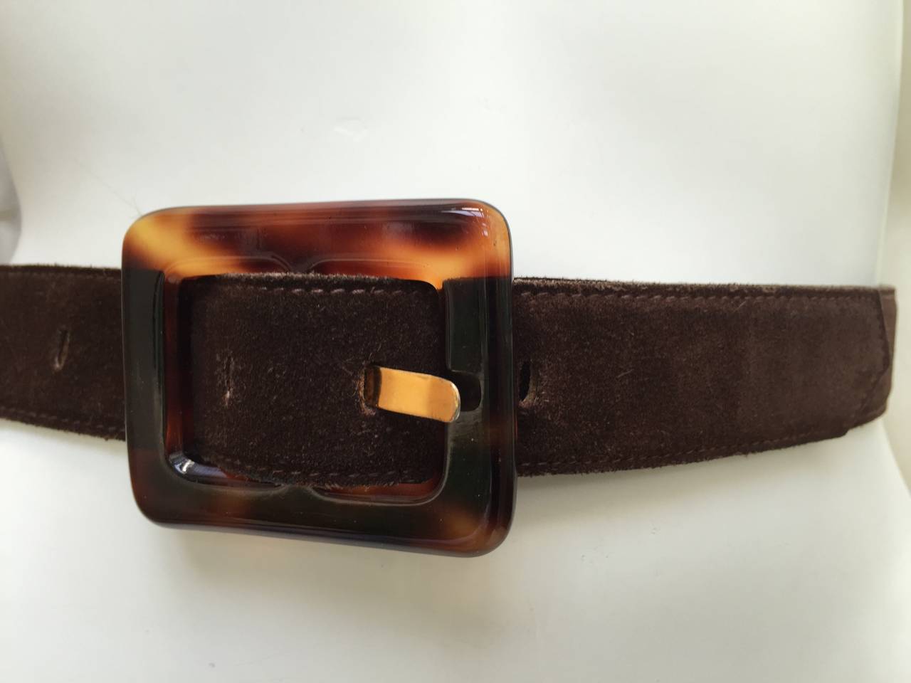 Yves Saint Laurent 80s brown suede tortoiseshell belt. In Good Condition For Sale In Atlanta, GA