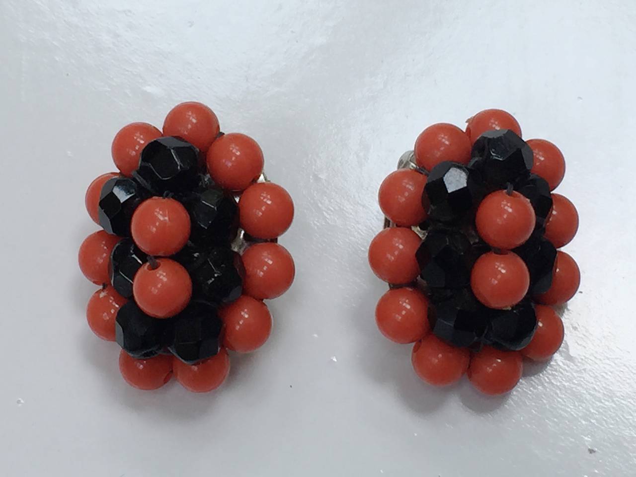 Elsa Schiaparelli 60s coral & black beads clip earrings. For Sale 4