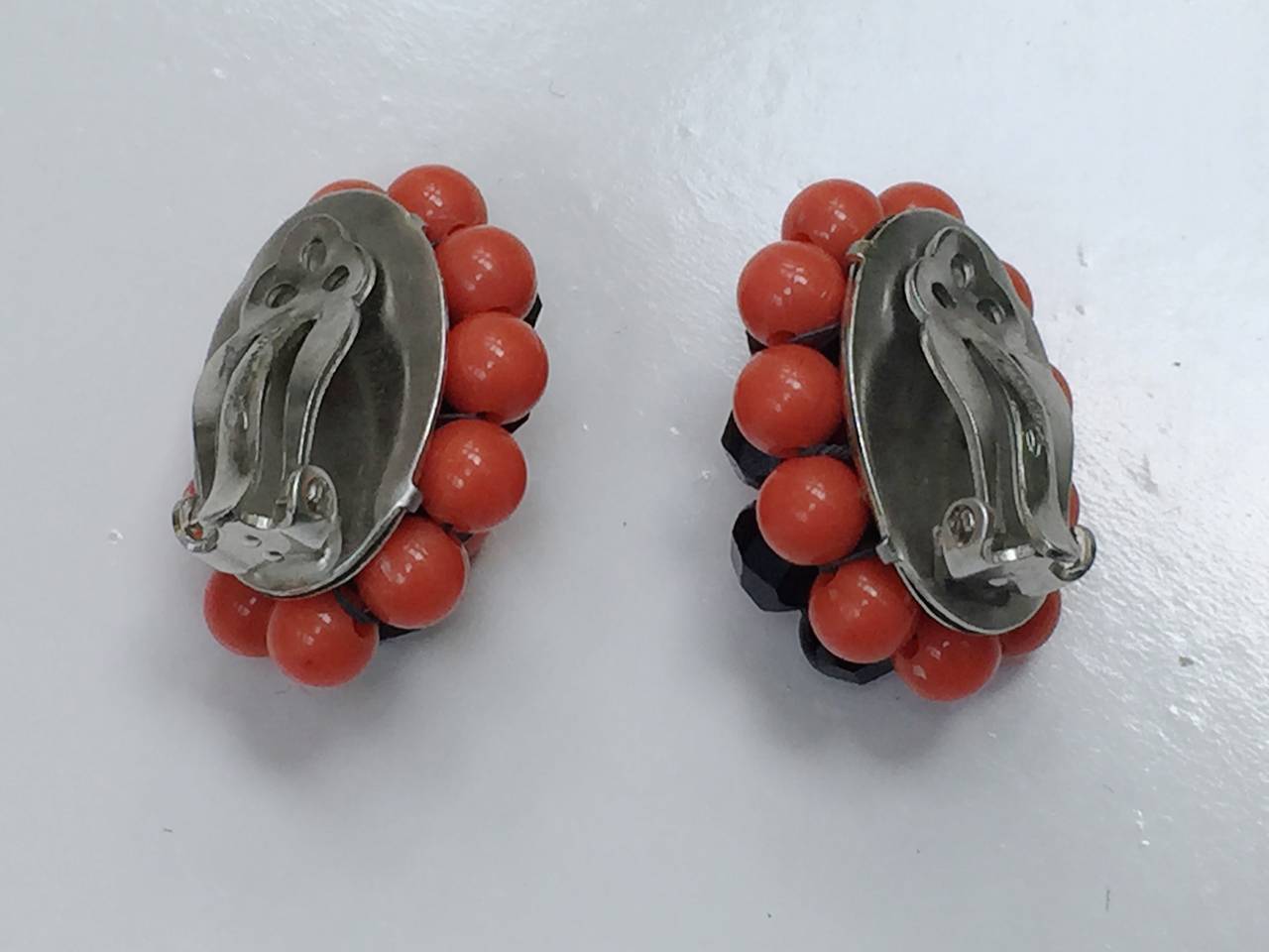 Elsa Schiaparelli 60s coral & black beads clip earrings. In Good Condition For Sale In Atlanta, GA