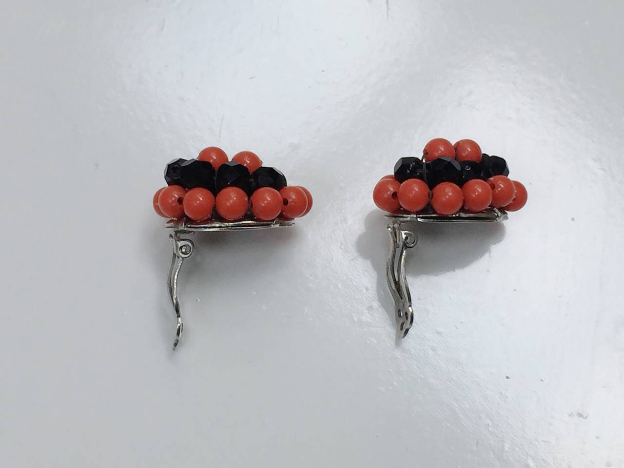 Elsa Schiaparelli 60s coral & black beads clip earrings. For Sale 1