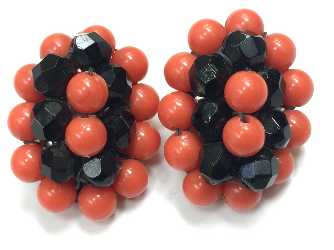 Elsa Schiaparelli 60s coral & black beads clip earrings. For Sale 2