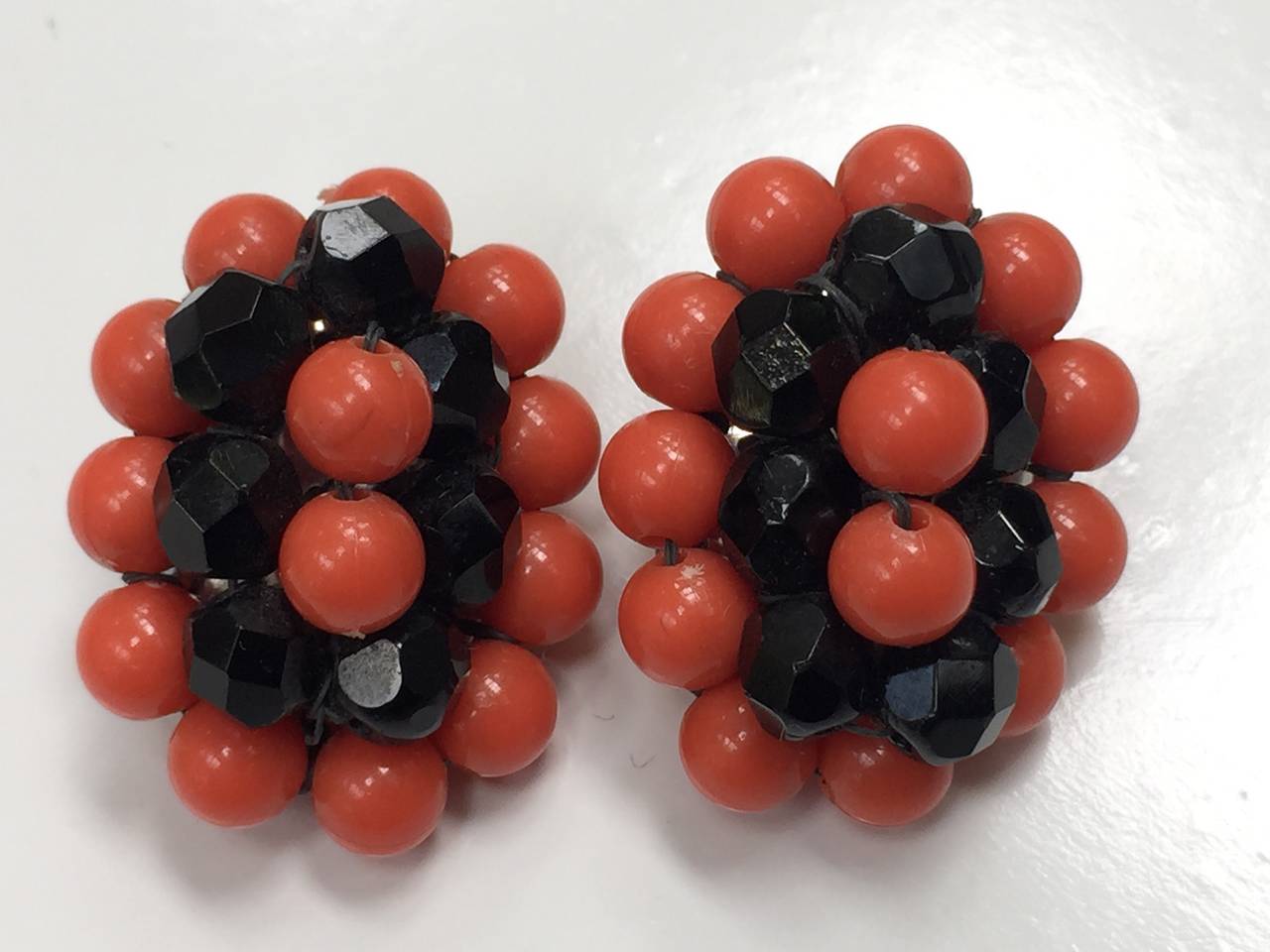 Elsa Schiaparelli 60s coral & black beads clip earrings. For Sale 3