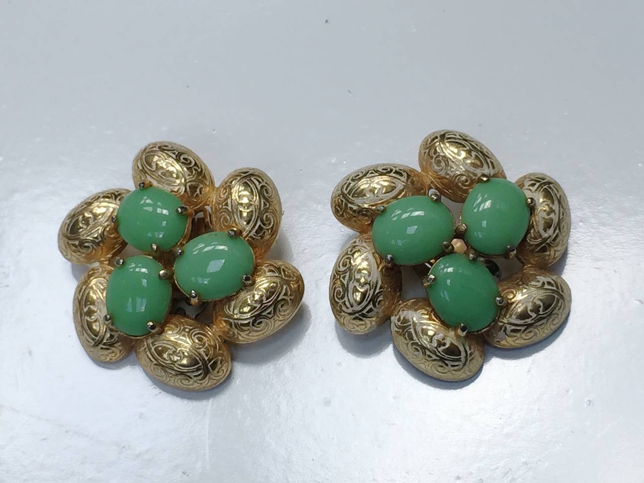 Elsa Schiaparelli 60s gold clip earrings. For Sale 5