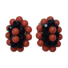 Elsa Schiaparelli 60s coral & black beads clip earrings.