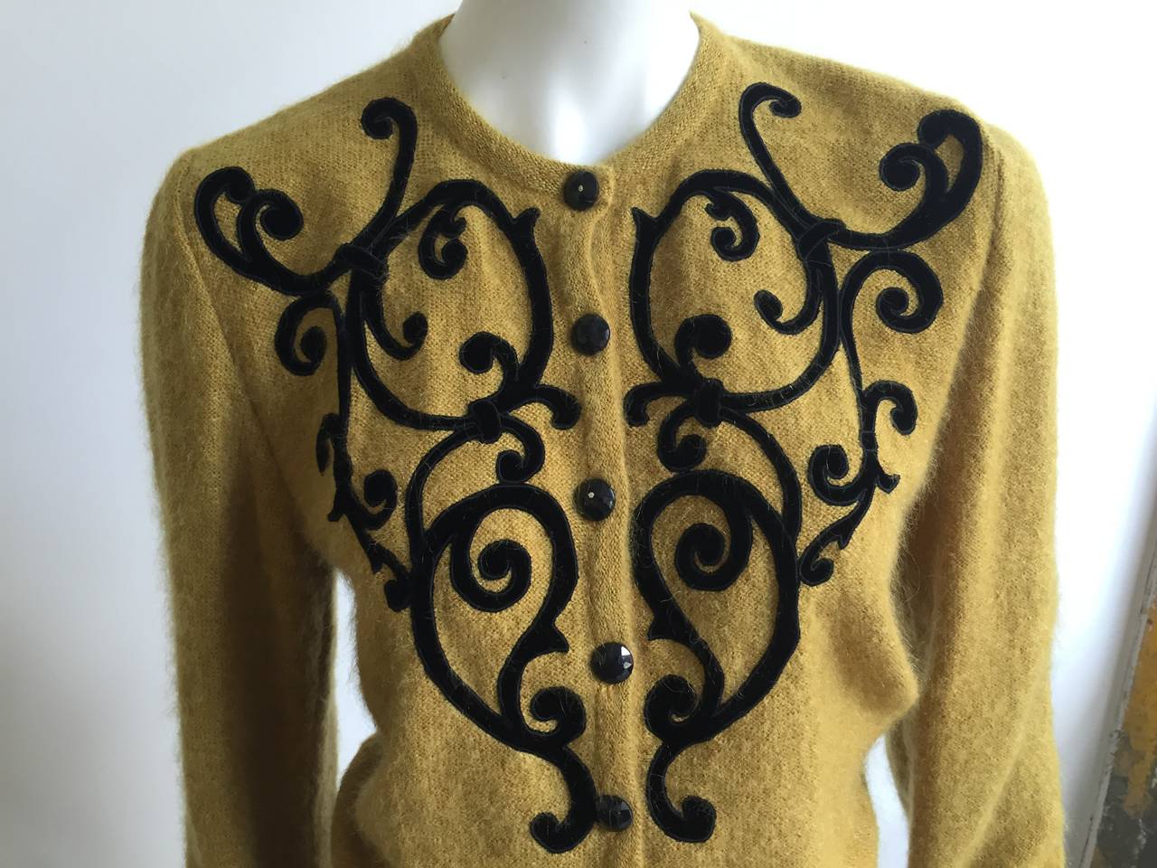 Gucci 1981 Sweater Size Medium. In Good Condition For Sale In Atlanta, GA
