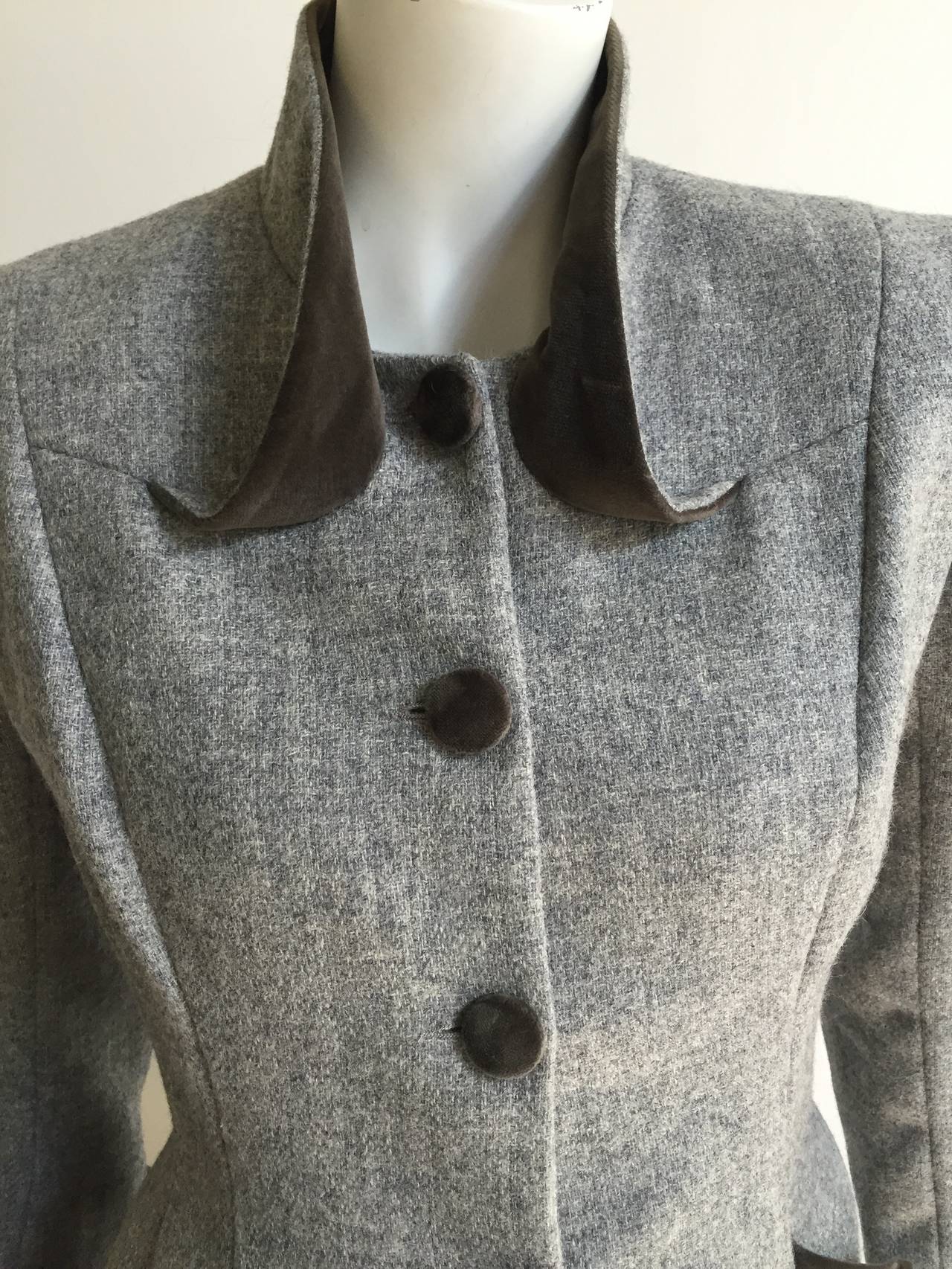 Emmanuelle Khanh Paris 1995 Wool & Velvet Skirt Suit Size 6. In Good Condition For Sale In Atlanta, GA