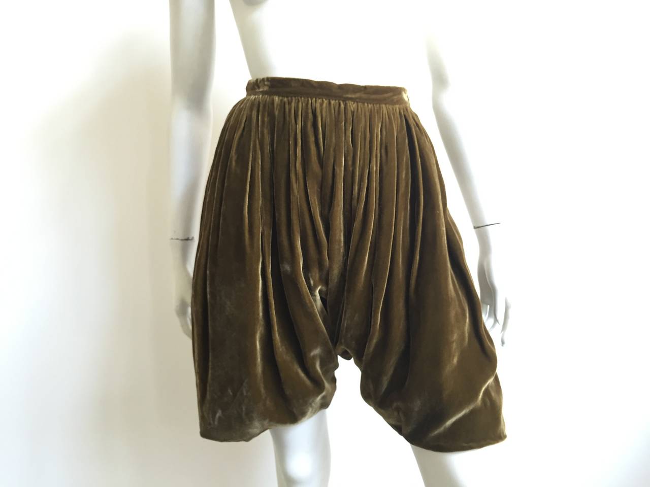 Giorgio Armani new still tags never worn velvet bloomers with pockets size 42 Italian but fits like a USA size 4 ( Please see & use measurements to properly measure your lovely body). These never worn Giorgio Armani velvet bloomers would look