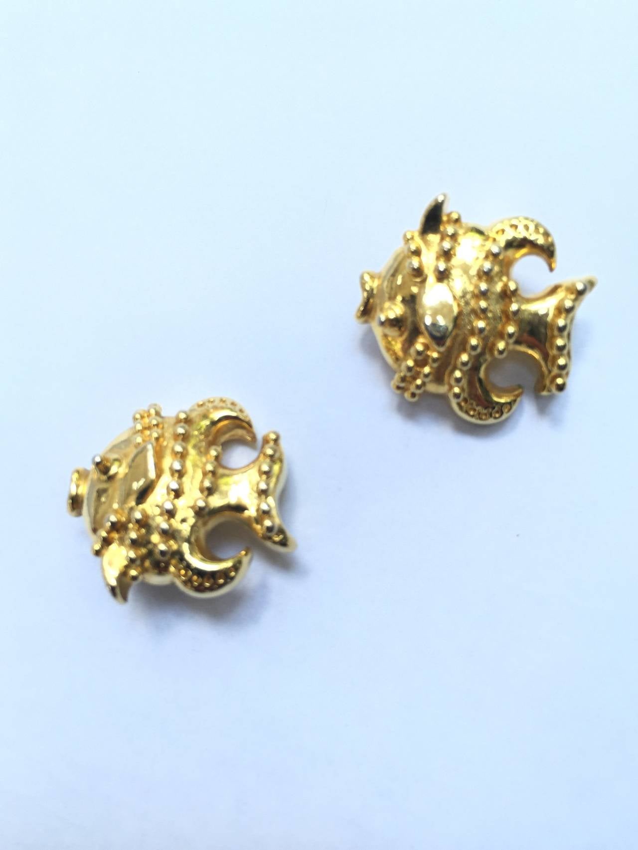 Gianni Versace gold fish clip-on earrings made in Italy. This whimsical Italian fish design is a salute to the fishermen of Italy. Perfect for any occasion.
1