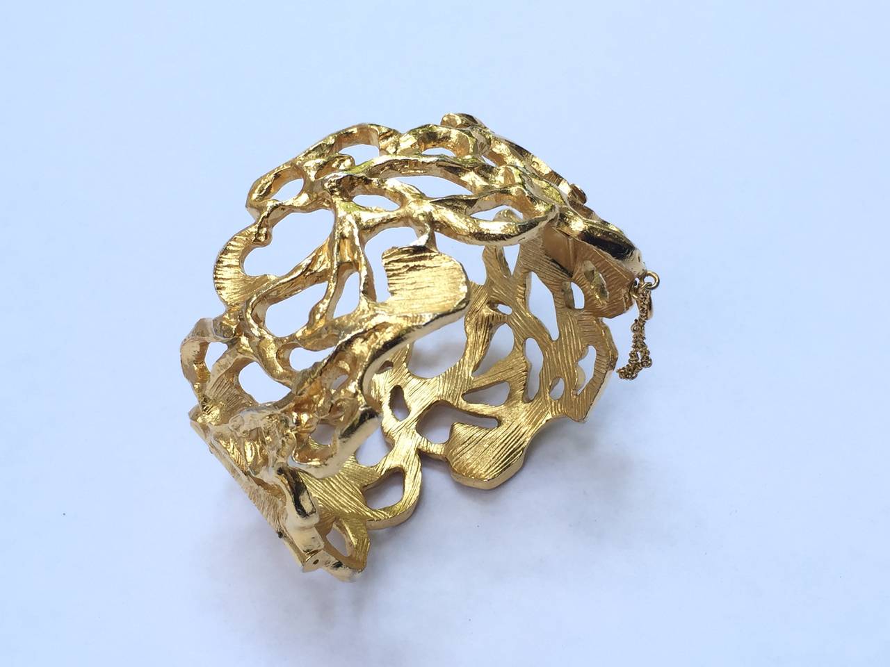 Modernist Jonathan Bailey for Trifari 1970s Sculpturesque modernist gold bracelet. For Sale