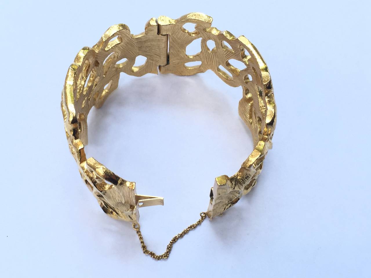 Women's Jonathan Bailey for Trifari 1970s Sculpturesque modernist gold bracelet. For Sale