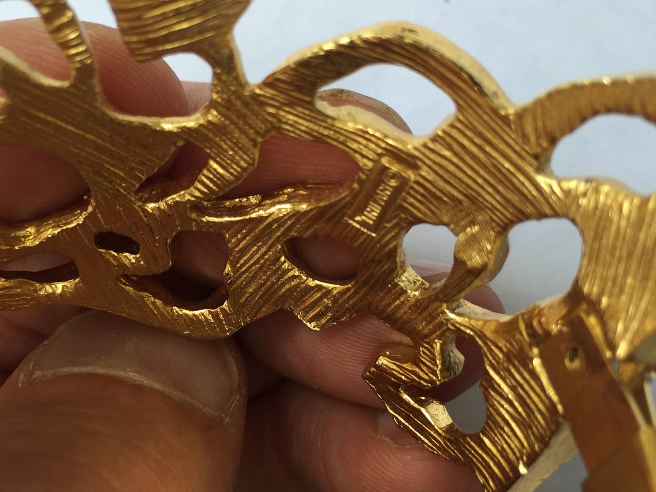 Jonathan Bailey for Trifari 1970s Sculpturesque modernist gold bracelet. For Sale 1