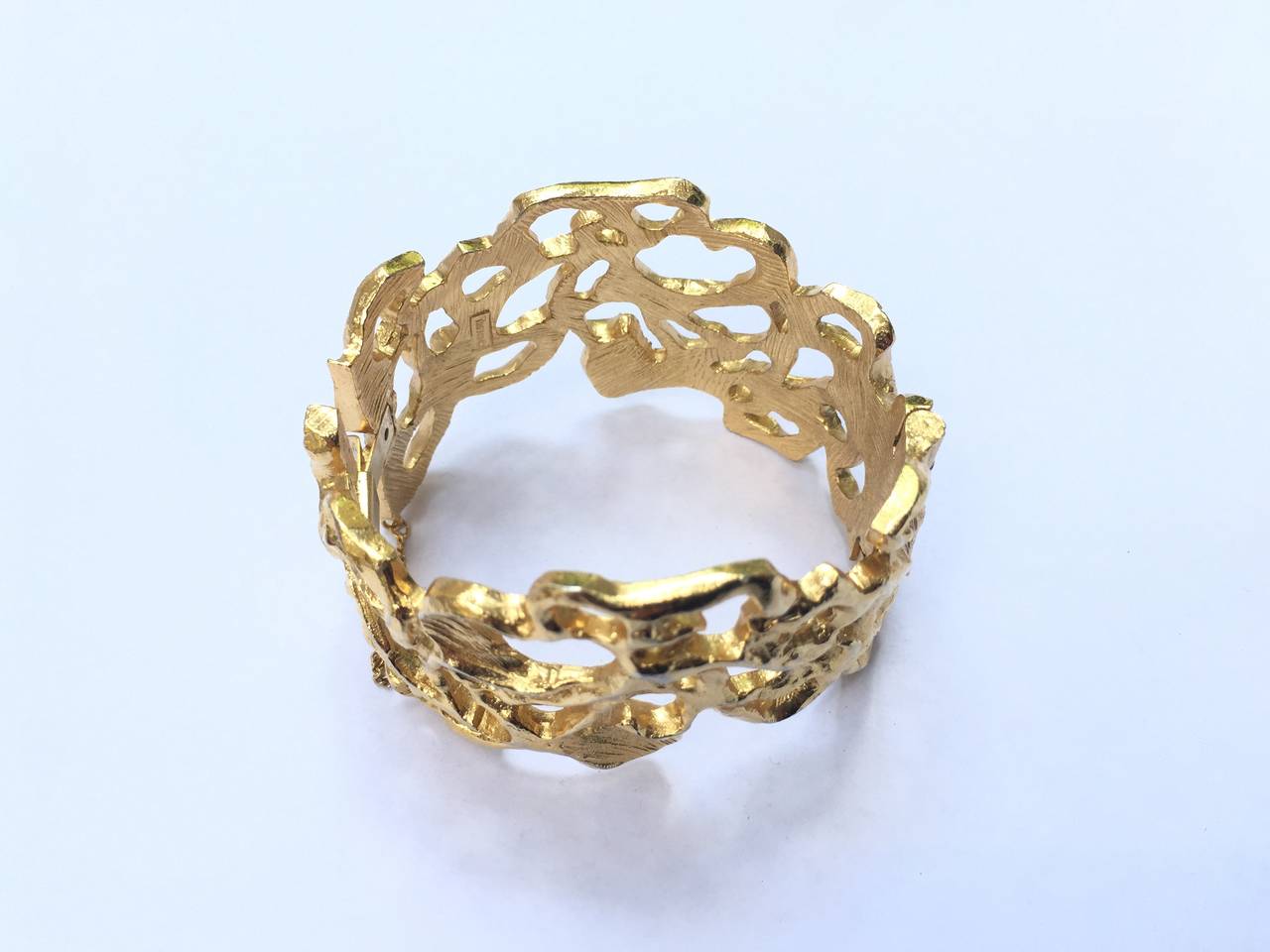 Jonathan Bailey for Trifari 1970s Sculpturesque modernist gold bracelet. For Sale 3