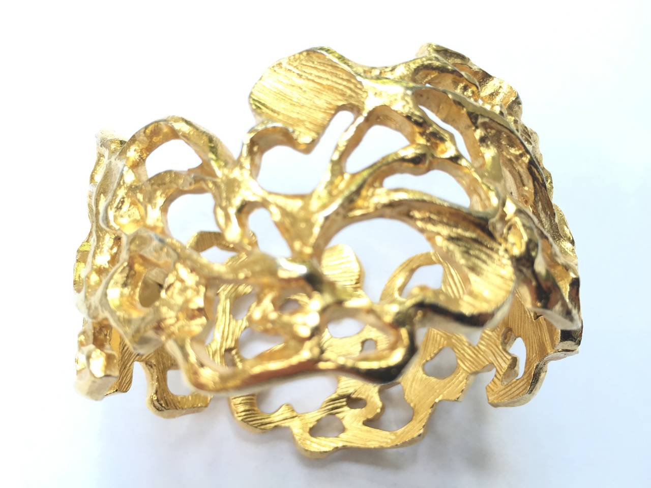Jonathan Bailey for Trifari 1970s Sculpturesque modernist gold bracelet. For Sale 4