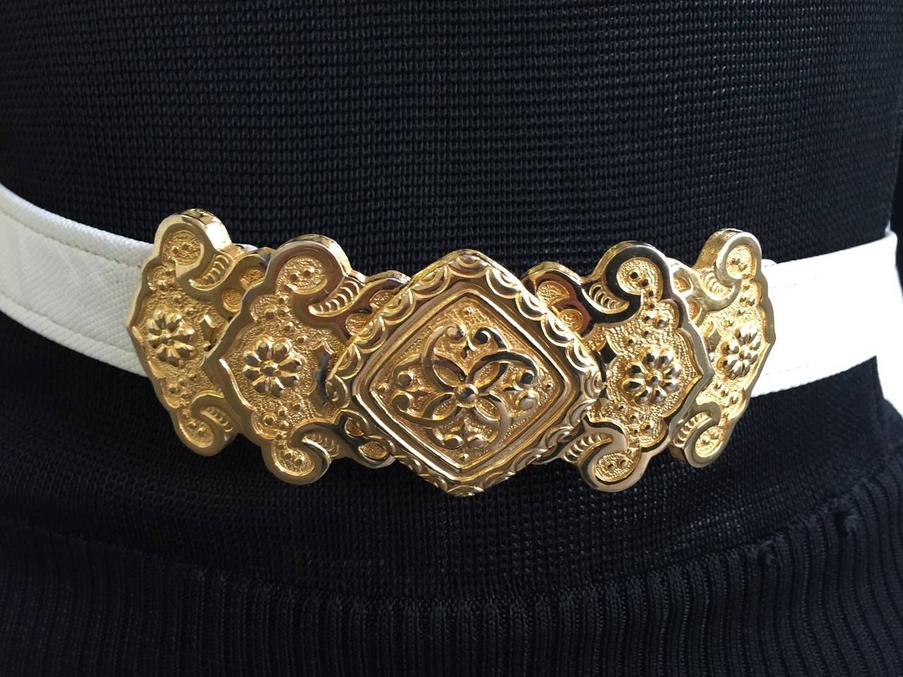 Alexis Kirk 1980s gold link buckle on white snake skin belt is adjustable. There are 2 sliders that adjust to size making this a practical stylish belt. There are 5 links in the buckle.
Measurements are:
4.1/2" buckle