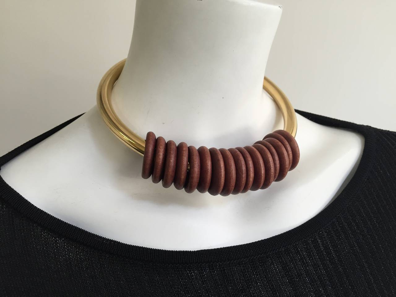 Alexis Kirk 1980s 'Wood Collection' brass & wood flex chocker necklace. This statement piece, along with the Alexis Kirk belt & earrings listed here on 1stdibs, are all from the 'Wood Collection' Alexis Kirk designed in the 80s. This necklace, as