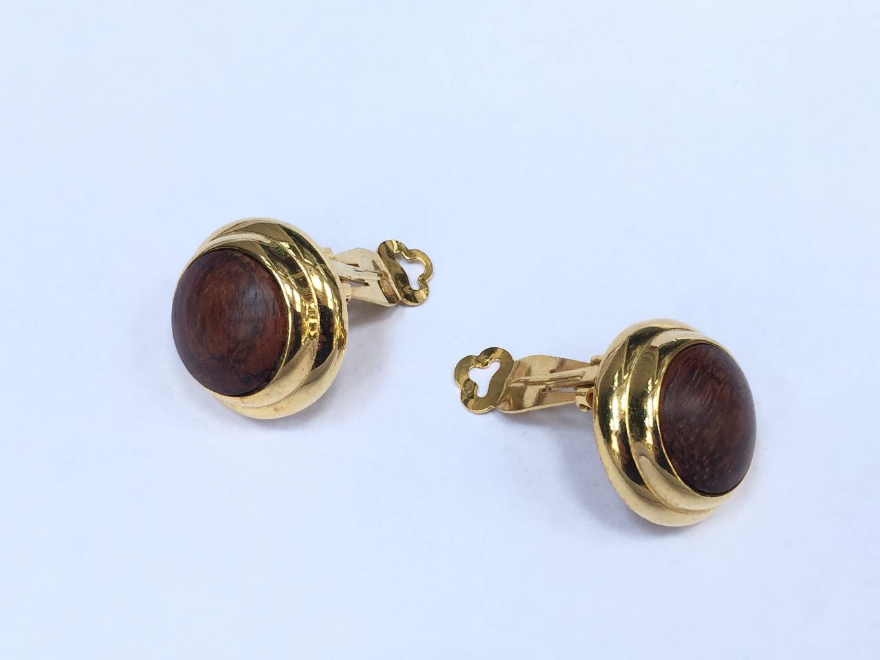 Alexis Kirk 1980s 'Wood Collection' modern clip earrings. These Alexis Kirk clip earrings were given to my client by Ed Riley who worked for Alexis Kirk. Ed Riley worked for Alexis Kirk and then he went to work for Halston. Ed Riley was a close