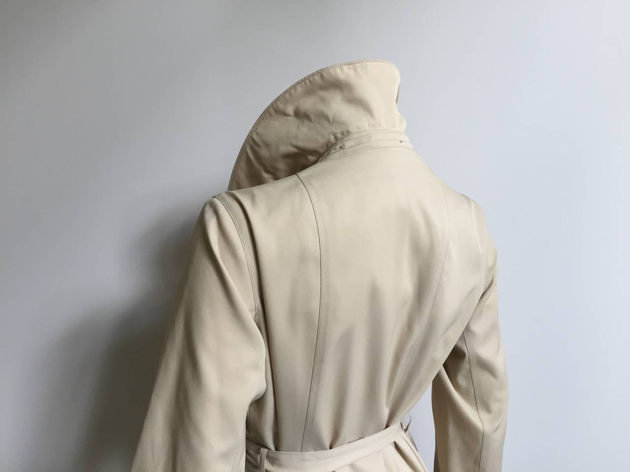 Halston 70s Trench Coat Size 10. In Good Condition In Atlanta, GA