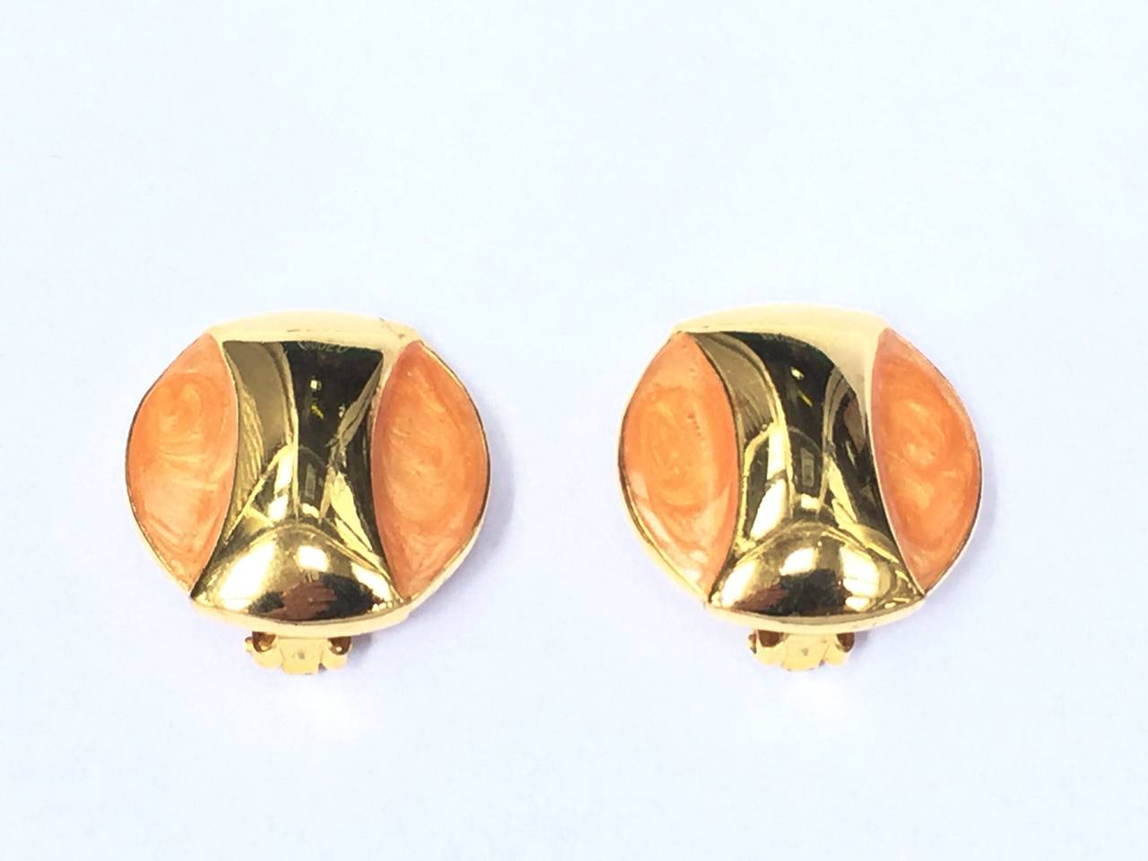 Alexis Kirk 1980s gold with peach swirl enamel clip earrings.
These Alexis Kirk earrings were given to my client by Ed Riley who worked for Alexis Kirk back in the 80s and then Ed Riley went to work for Halston.
Measurement :
1.1/4" diameter.
