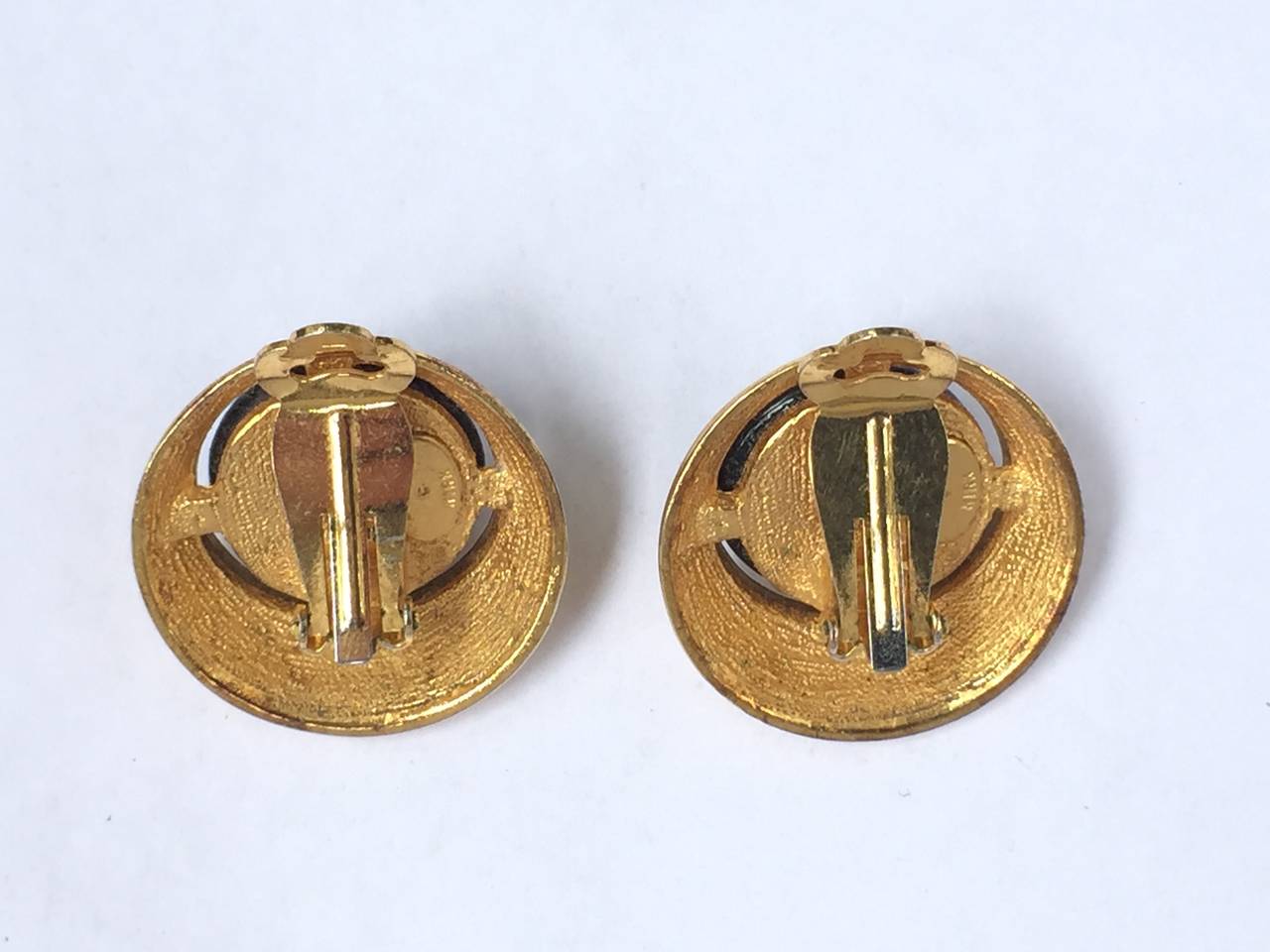 Alexis Kirk 1980s gold with black glass round center clip earrings.
These Alexis Kirk earrings were given to my client by Ed Riley who worked for Alexis Kirk back in the 80s. Ed Riley then worked for Halston.
Measurement:
1.1/4" diameter.