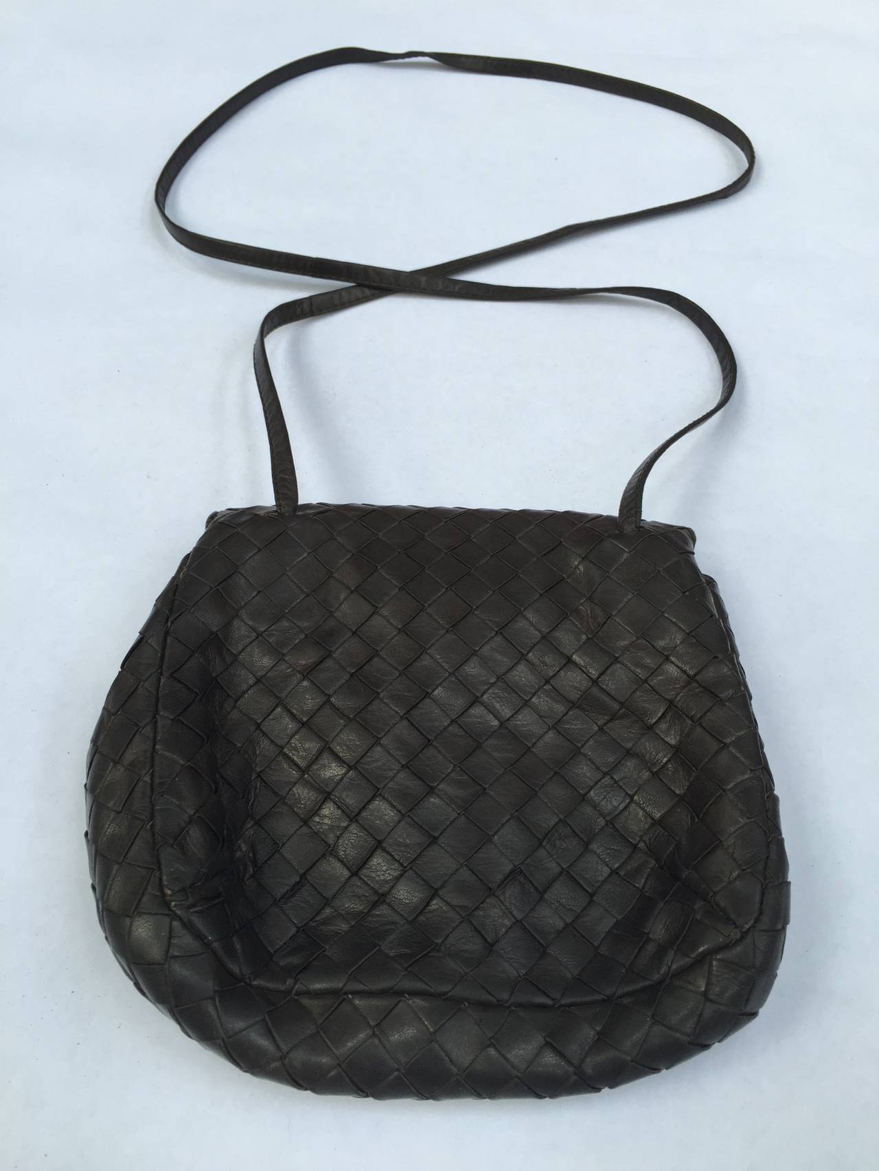 Women's or Men's Bottega Veneta 80s brown woven leather shoulder handbag.
