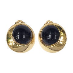 Alexis Kirk 80s gold clip earrings.