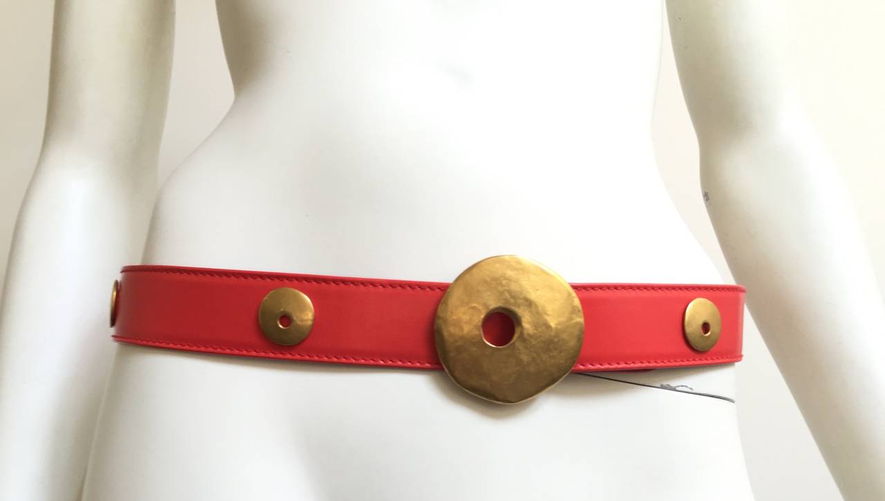 Escada 80s red leather abstract belt buckle. For Sale 4