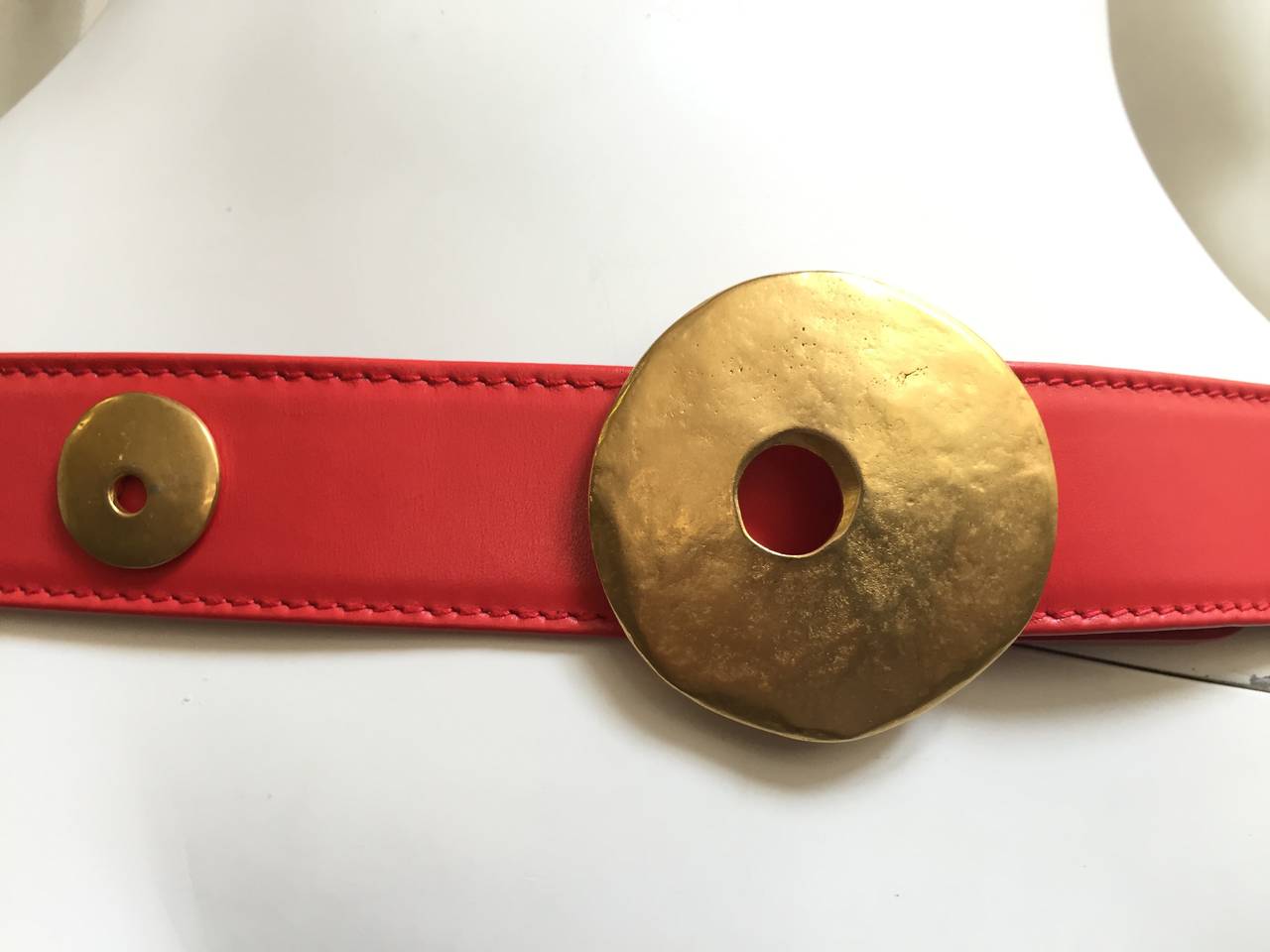 Escada 80s red leather abstract belt buckle. In Good Condition For Sale In Atlanta, GA