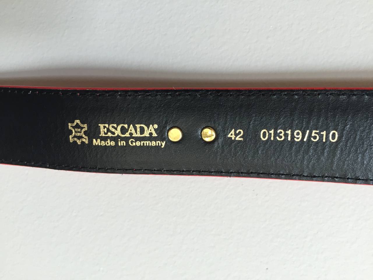 Escada 80s red leather abstract belt buckle. For Sale 3