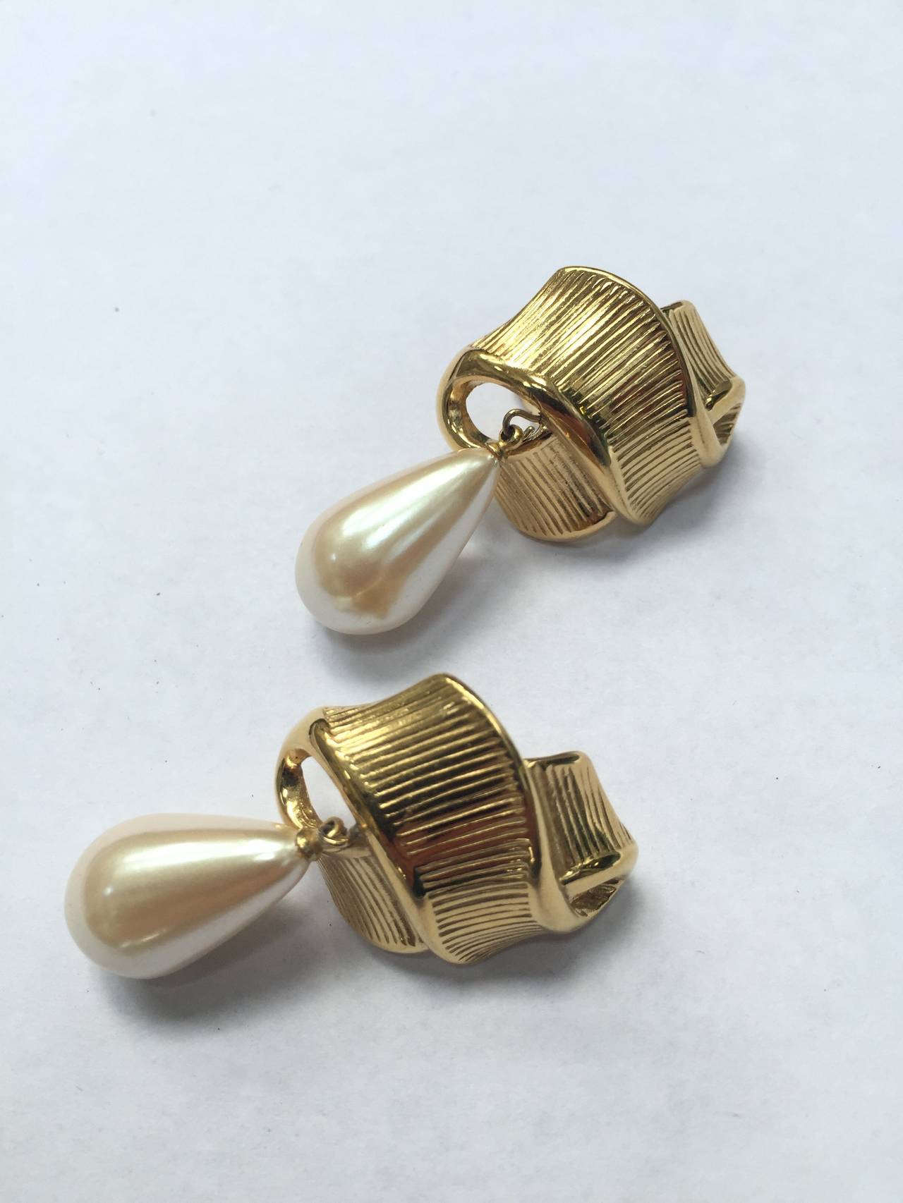 Renaissance Givenchy 80s pearl drop clip earrings. For Sale