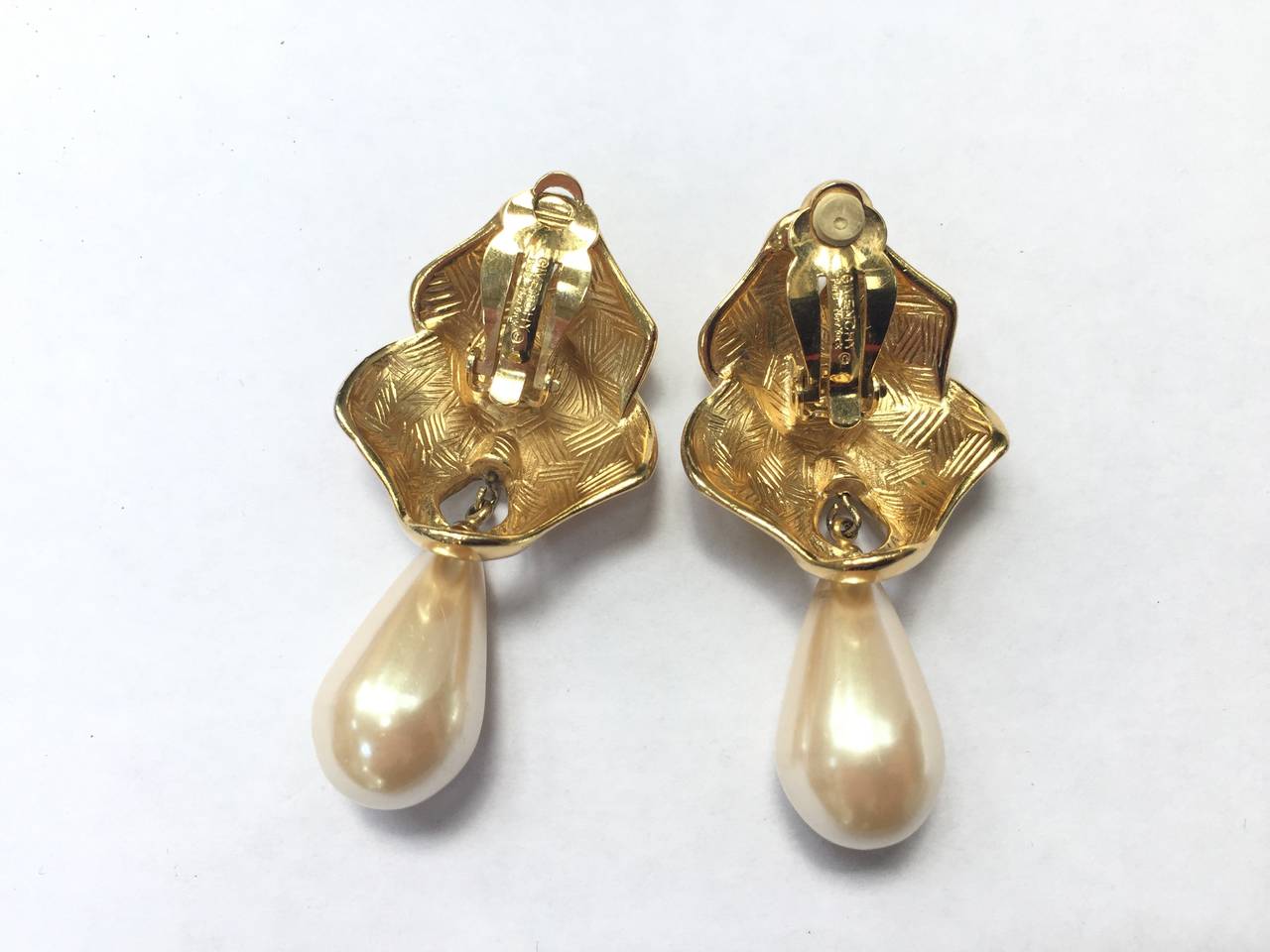 Givenchy 80s pearl drop clip earrings. In Good Condition For Sale In Atlanta, GA