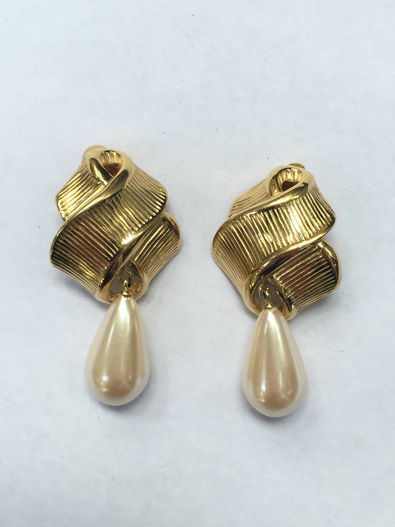 Givenchy 80s pearl drop clip earrings. For Sale 2