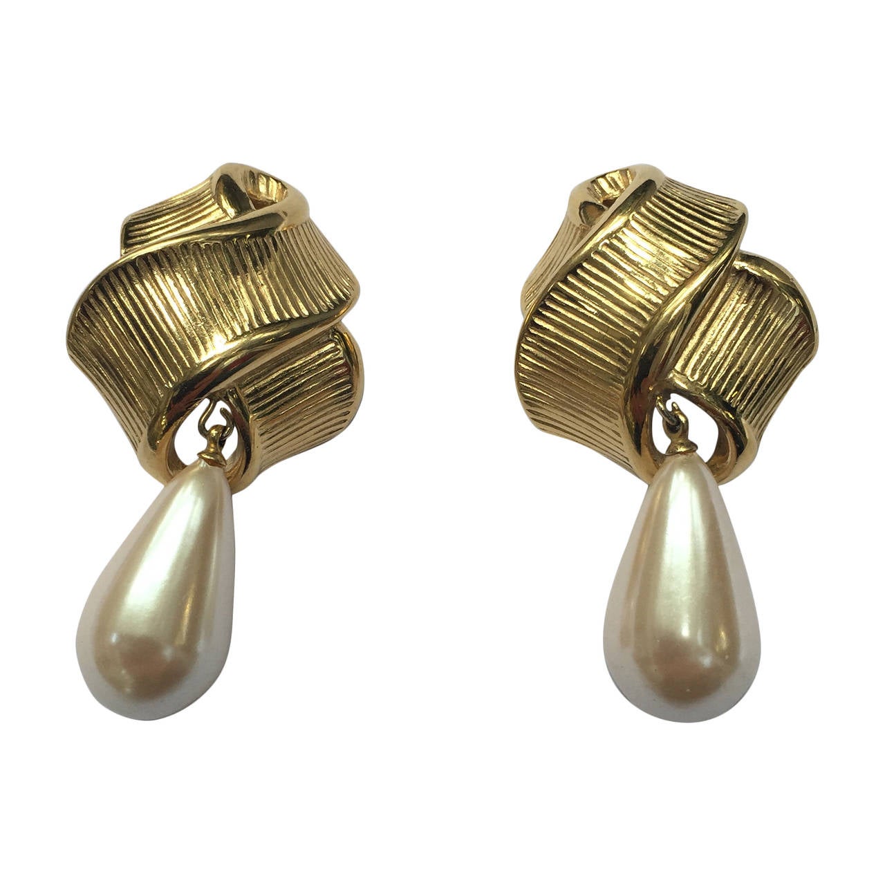 Givenchy 80s pearl drop clip earrings. For Sale
