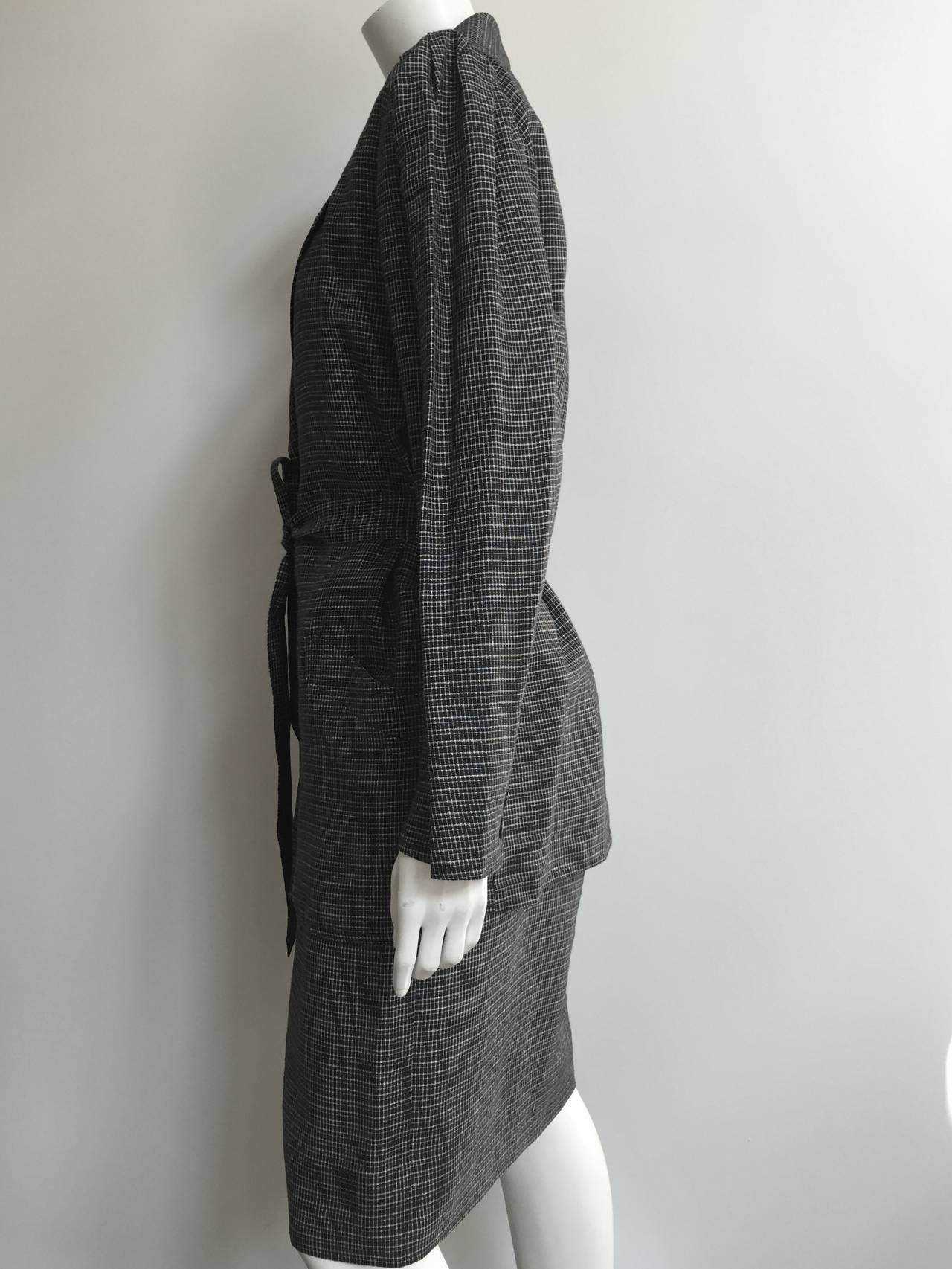 Ungaro Linen Skirt Suit with Pockets and Belt Size 6  In Excellent Condition For Sale In Atlanta, GA
